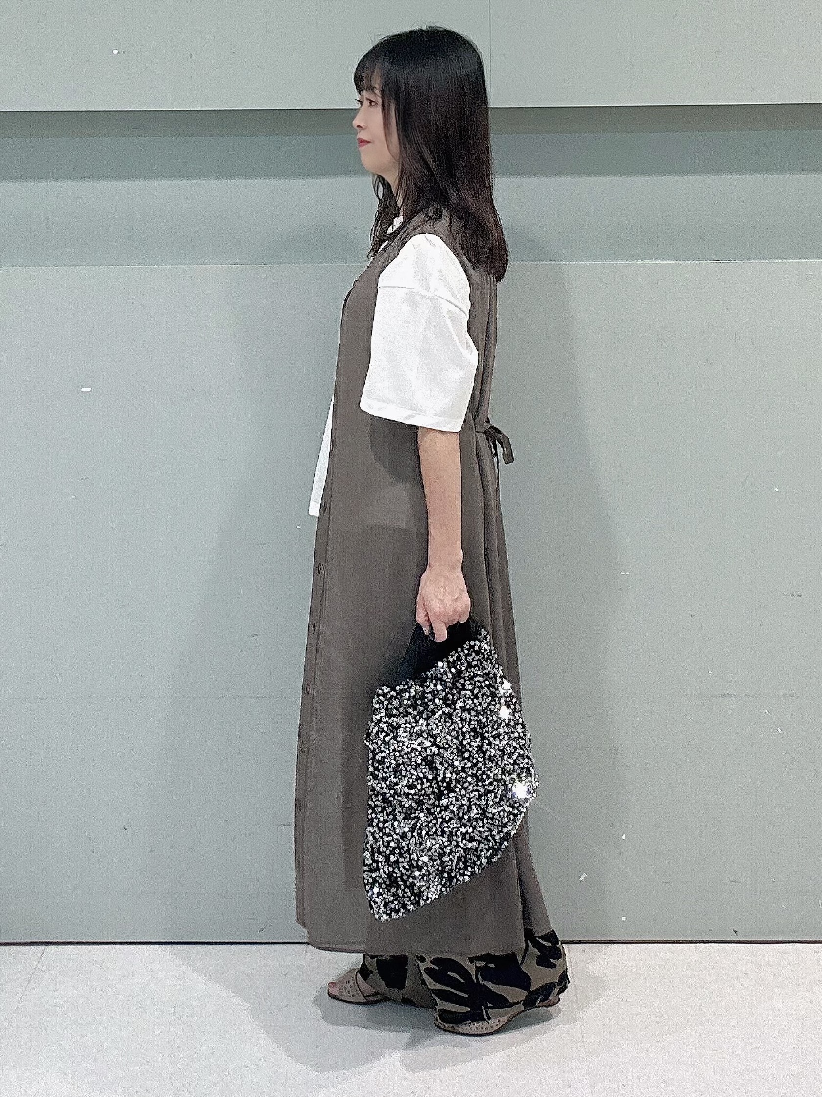 makiさんの「UNTITLED｜【通気性/前開きボタン】シアーVネックワンピース」を使ったコーディネート