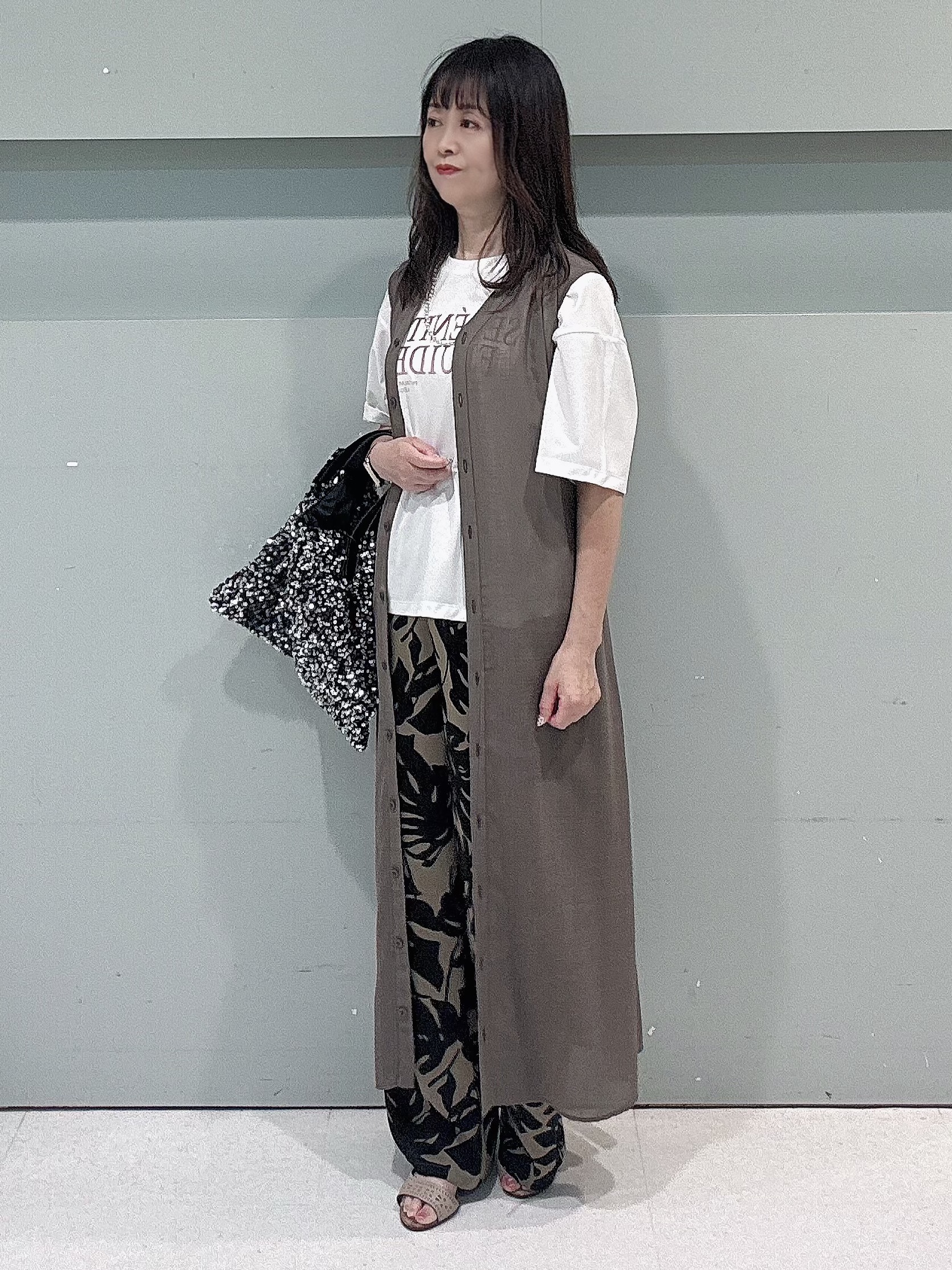 makiさんの「UNTITLED｜【通気性/前開きボタン】シアーVネックワンピース」を使ったコーディネート