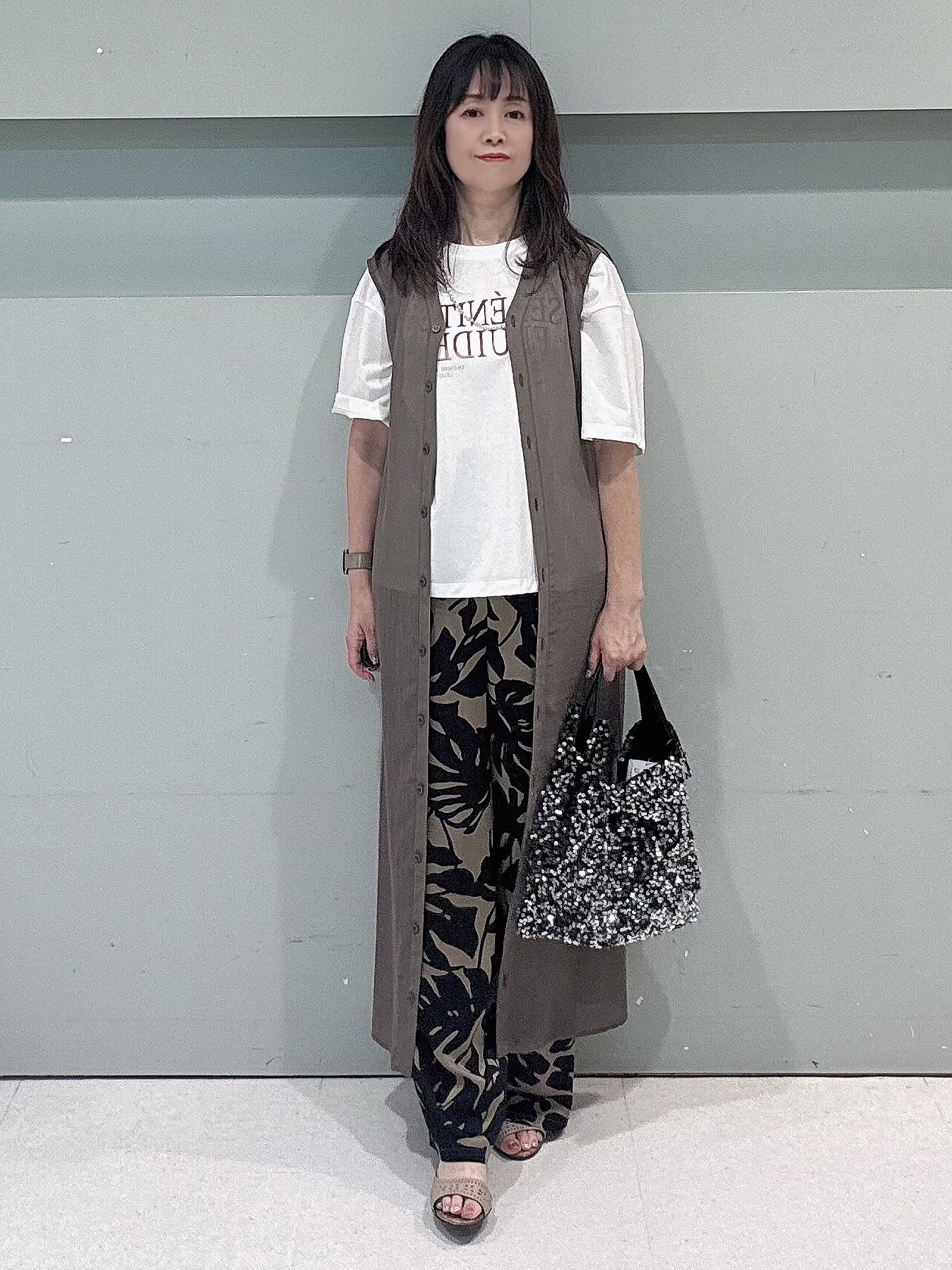 makiさんの「UNTITLED｜【通気性/前開きボタン】シアーVネックワンピース」を使ったコーディネート