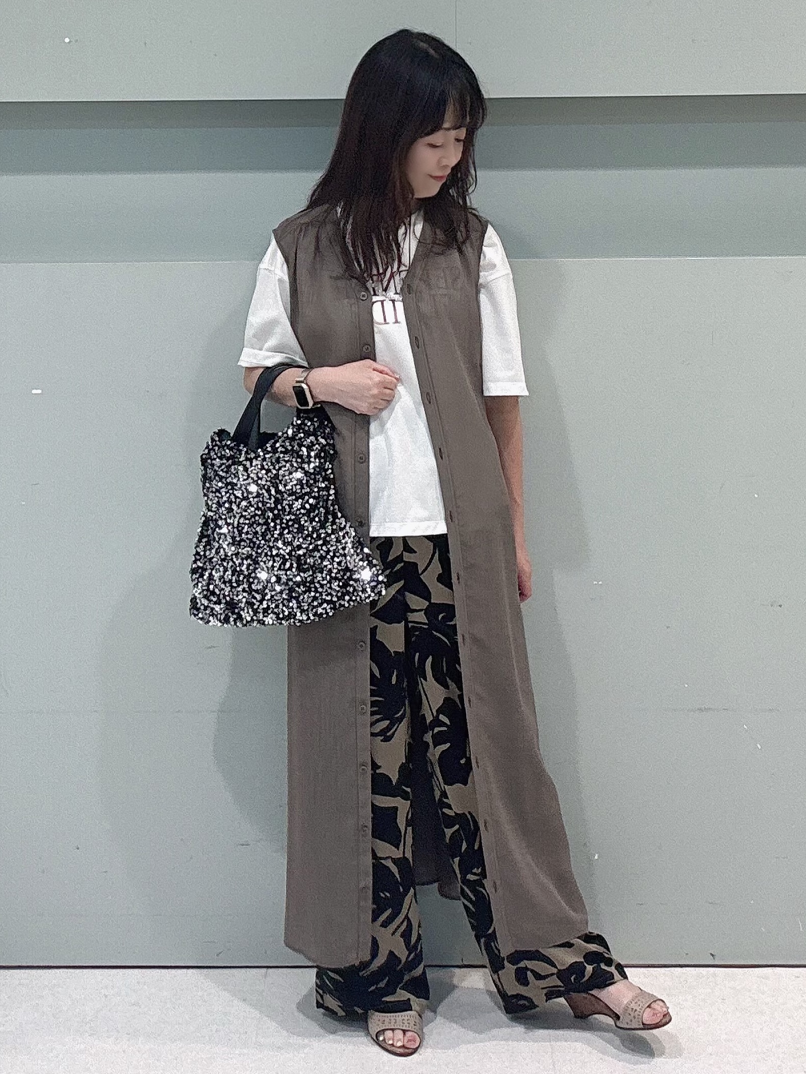 makiさんの「UNTITLED｜【通気性/前開きボタン】シアーVネックワンピース」を使ったコーディネート