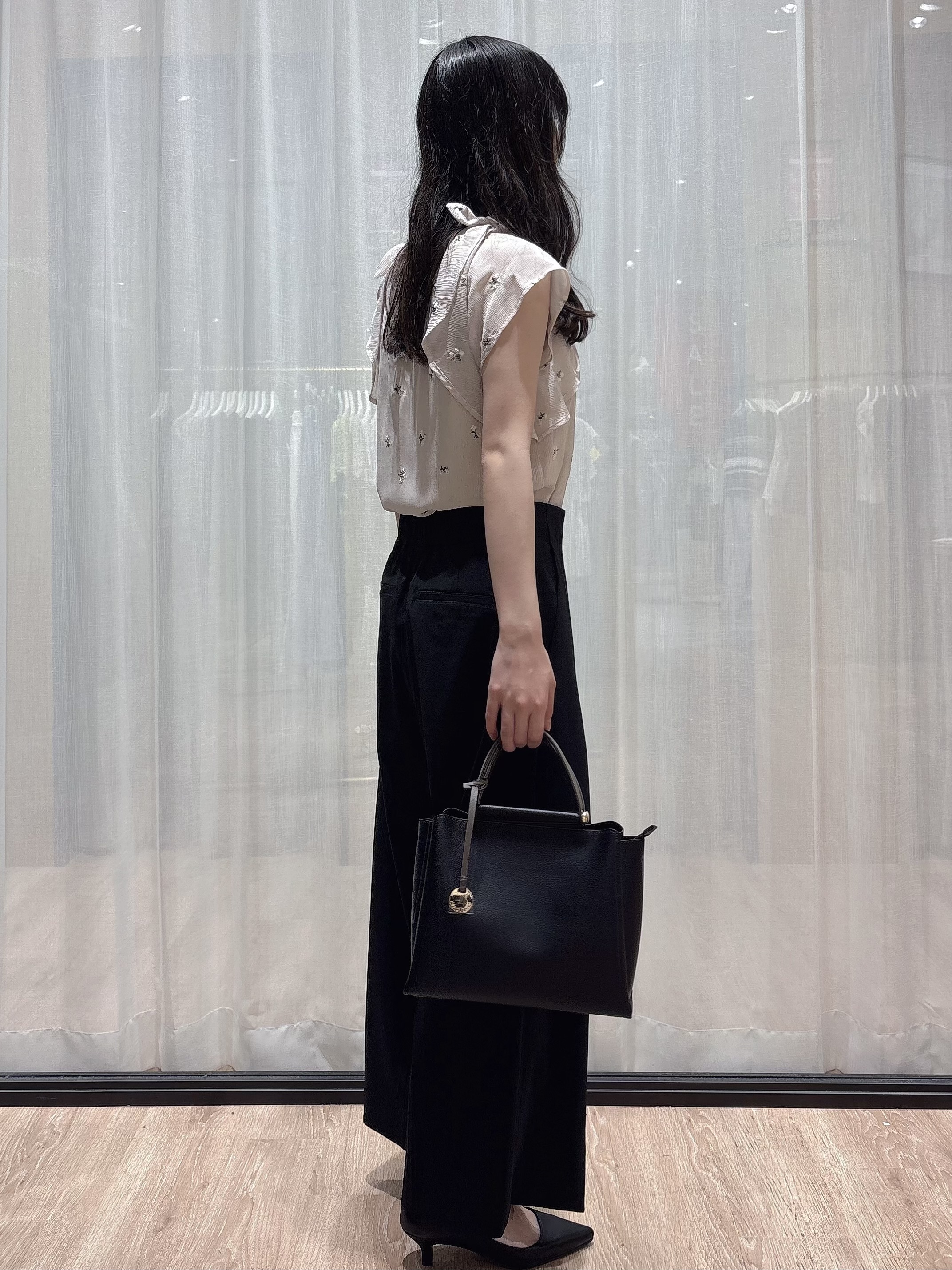 ぞうげさんの「OPAQUE.CLIP｜2wayフリルリボン刺繍ブラウス【洗濯機OK／イージーアイロン】」を使ったコーディネート