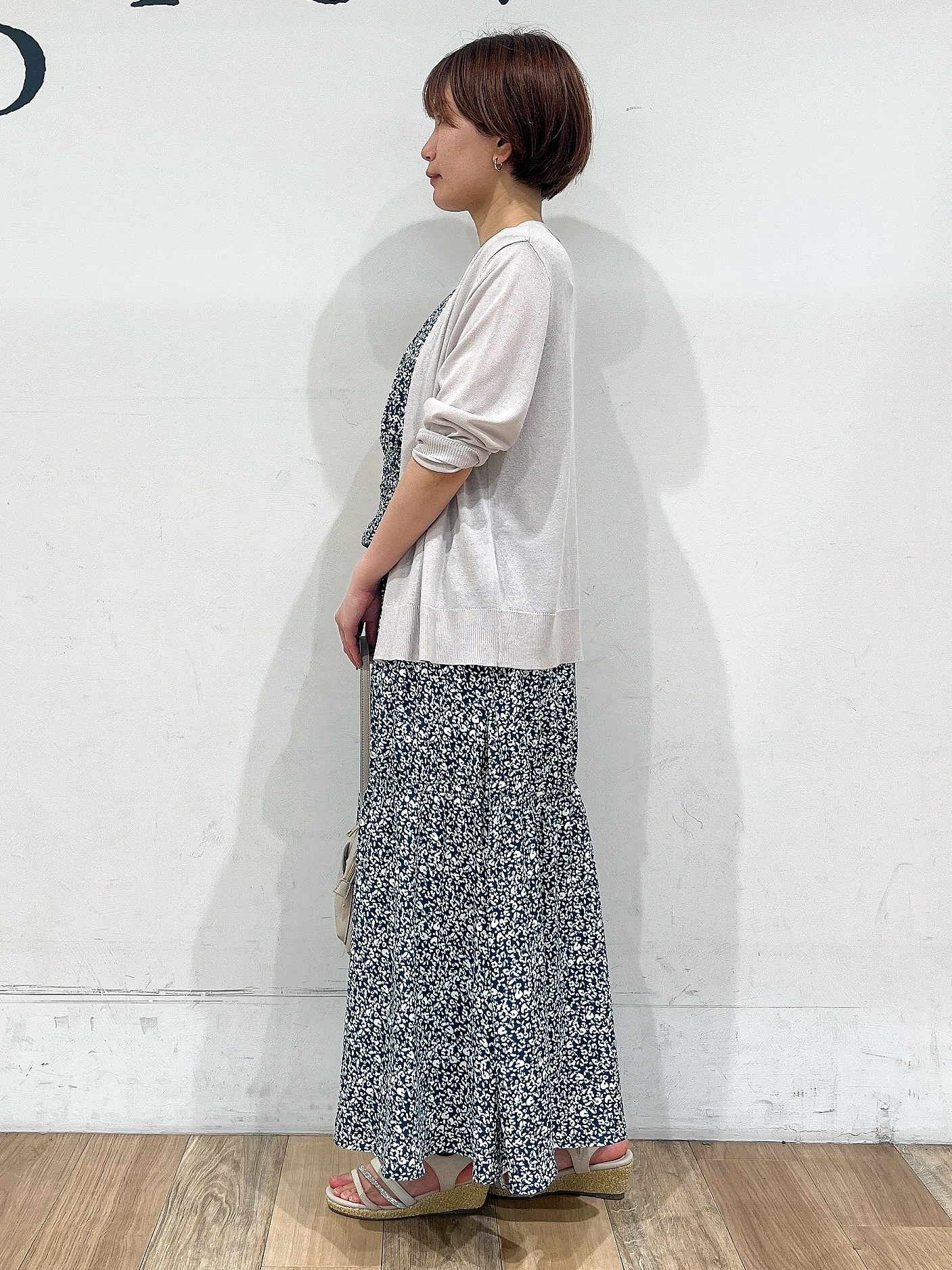 山さんさんの「grove｜【低身長さんも選べる着丈・洗濯機◎】花柄ウエストシャーリングワンピース」を使ったコーディネート