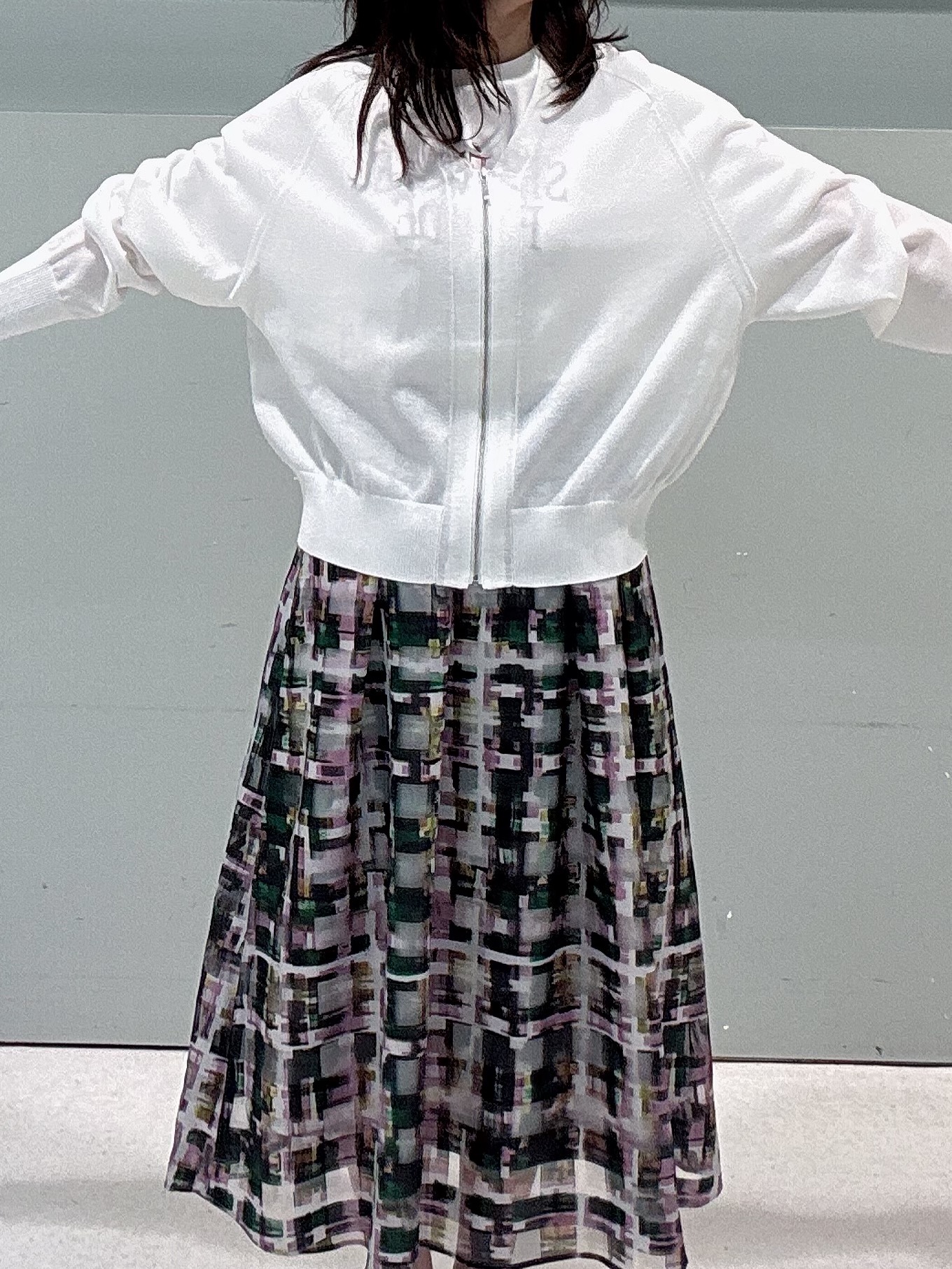 makiさんの「UNTITLED｜【アンサンブル可/日除け・冷房対策】シアーレーヨンZIPカーディガン」を使ったコーディネート