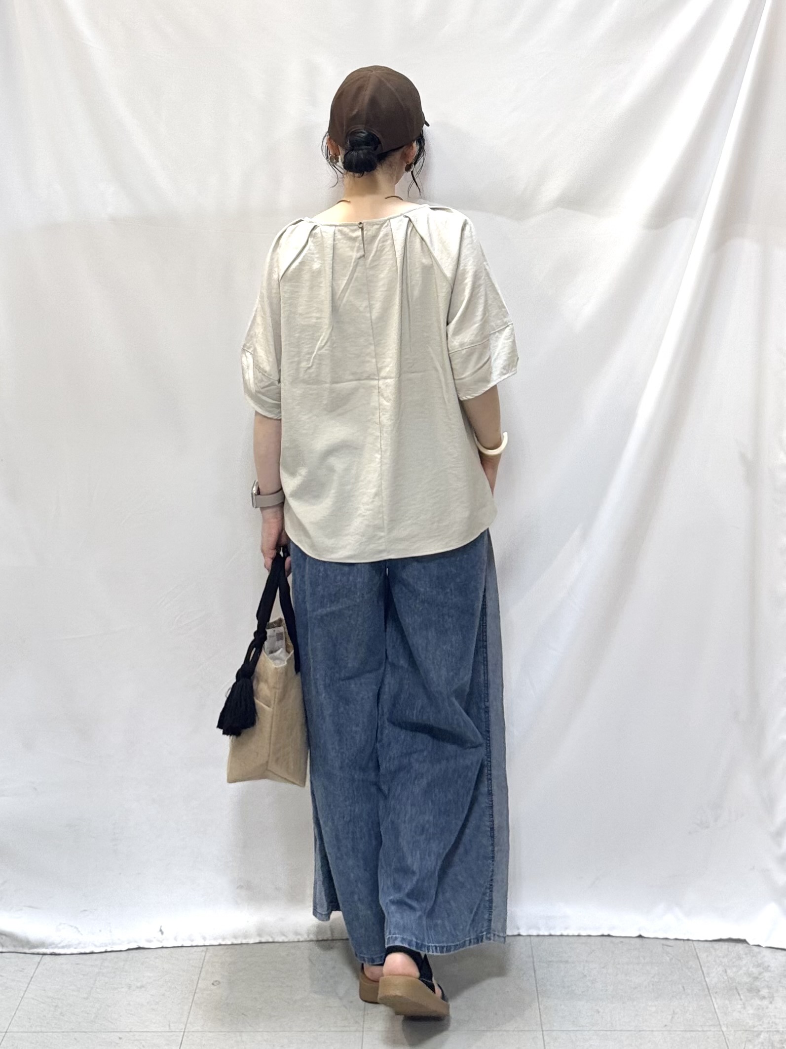 𝐇𝐢𝐫𝐨𝐦𝐢さんの「SHOO･LA･RUE｜【S-LL/洗濯機可/セットアップ可】軽凛(かろりん) ひんやりタックブラウス」を使ったコーディネート
