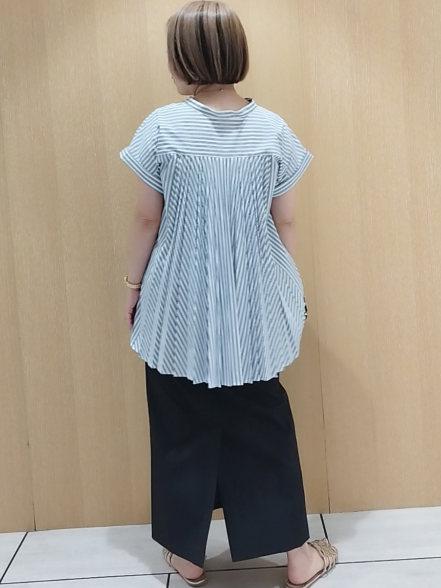 s u g iさんの「UNTITLED｜【吸水速乾/接触冷感】バックプリーツデザインブラウス」を使ったコーディネート