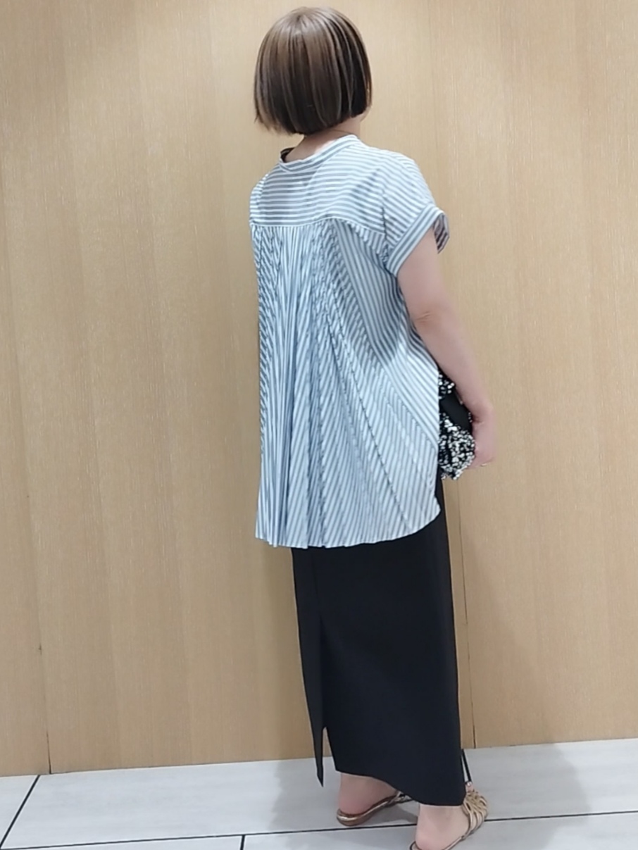 s u g iさんの「UNTITLED｜【吸水速乾/接触冷感】バックプリーツデザインブラウス」を使ったコーディネート