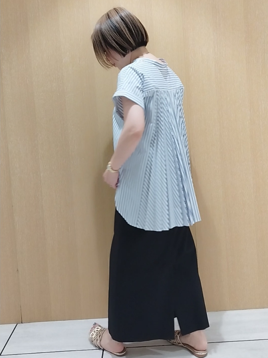 s u g iさんの「UNTITLED｜【吸水速乾/接触冷感】バックプリーツデザインブラウス」を使ったコーディネート