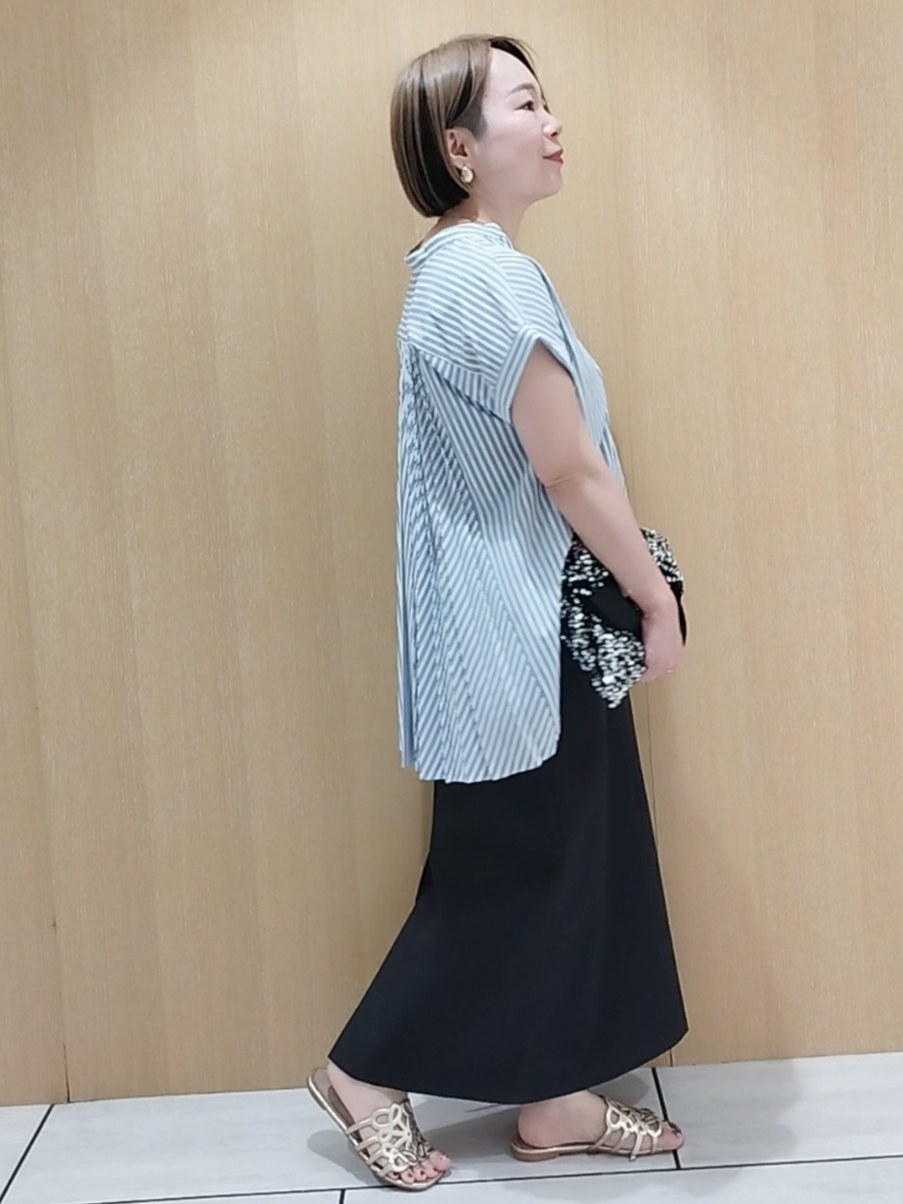 s u g iさんの「UNTITLED｜【吸水速乾/接触冷感】バックプリーツデザインブラウス」を使ったコーディネート