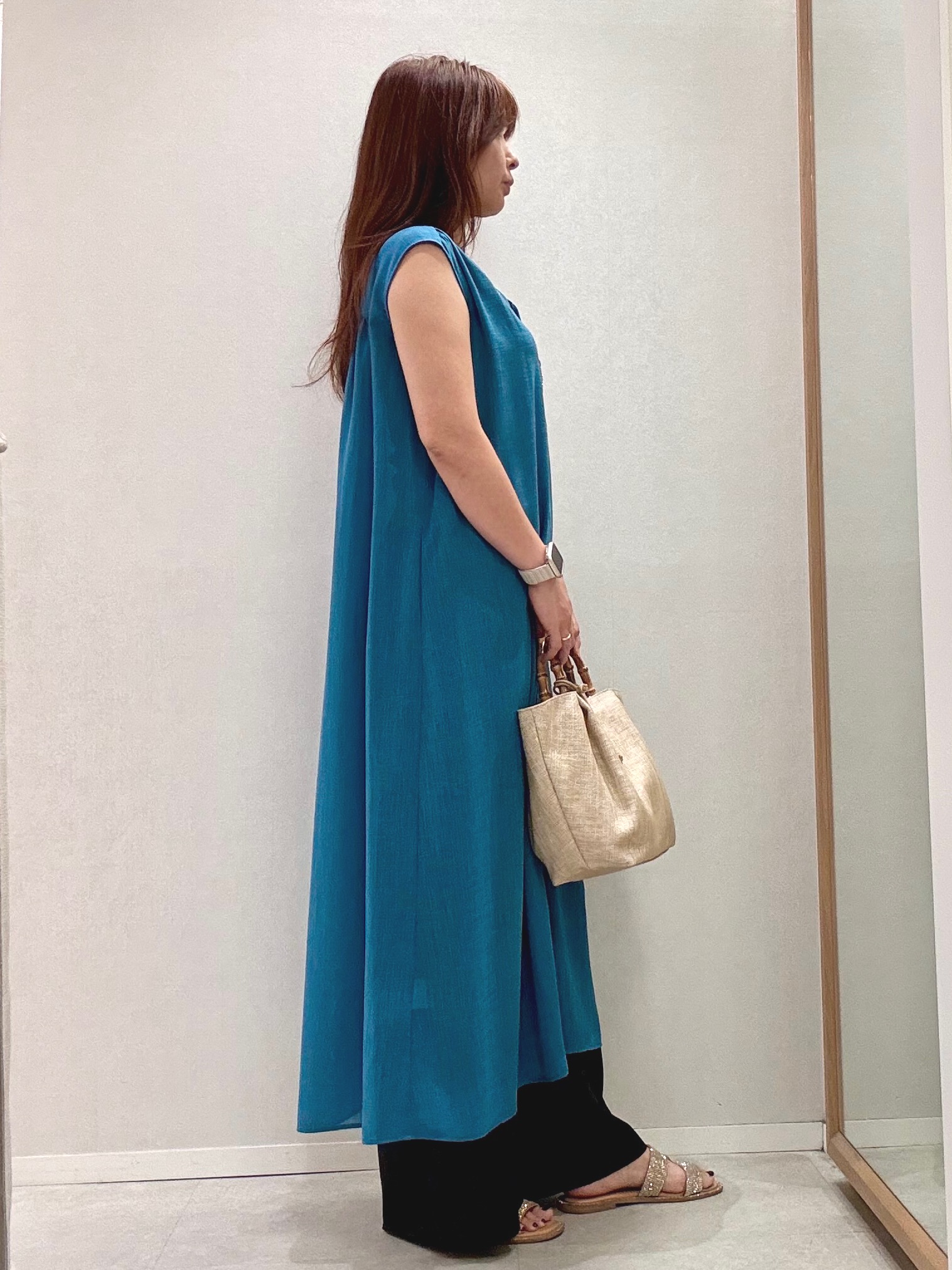 hitomiさんの「UNTITLED｜【通気性/前開きボタン】シアーVネックワンピース」を使ったコーディネート