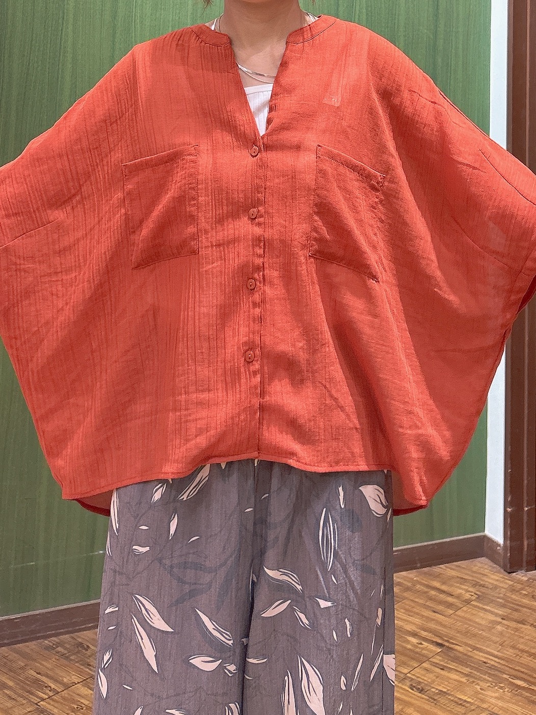 かおりさんの「SHOO･LA･RUE｜【洗濯機可/選べる6色】ナチュラルな風合いが魅力 ゆったり楊柳シアードルマンブラウス」を使ったコーディネート