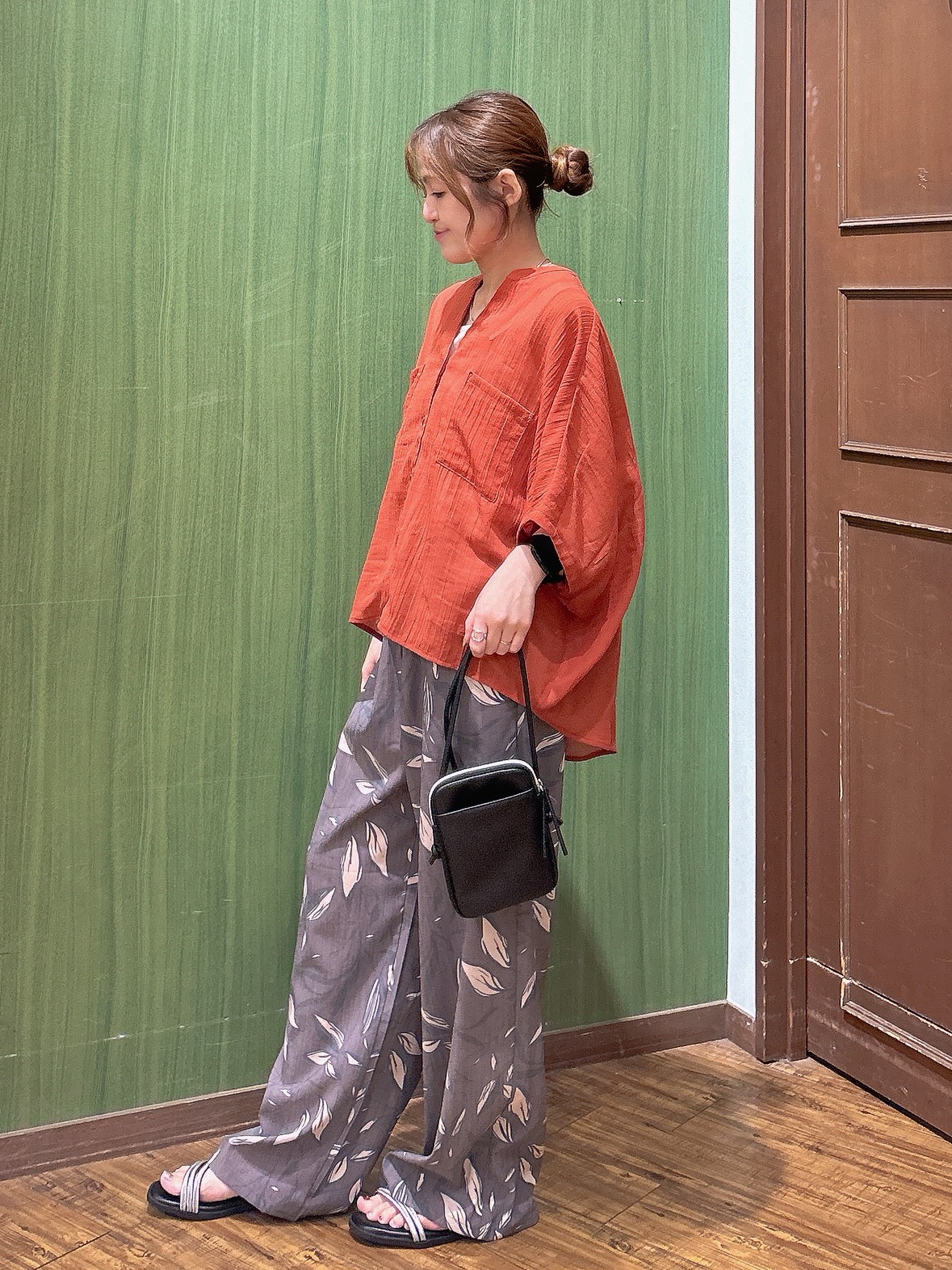 かおりさんの「SHOO･LA･RUE｜【洗濯機可/選べる6色】ナチュラルな風合いが魅力 ゆったり楊柳シアードルマンブラウス」を使ったコーディネート