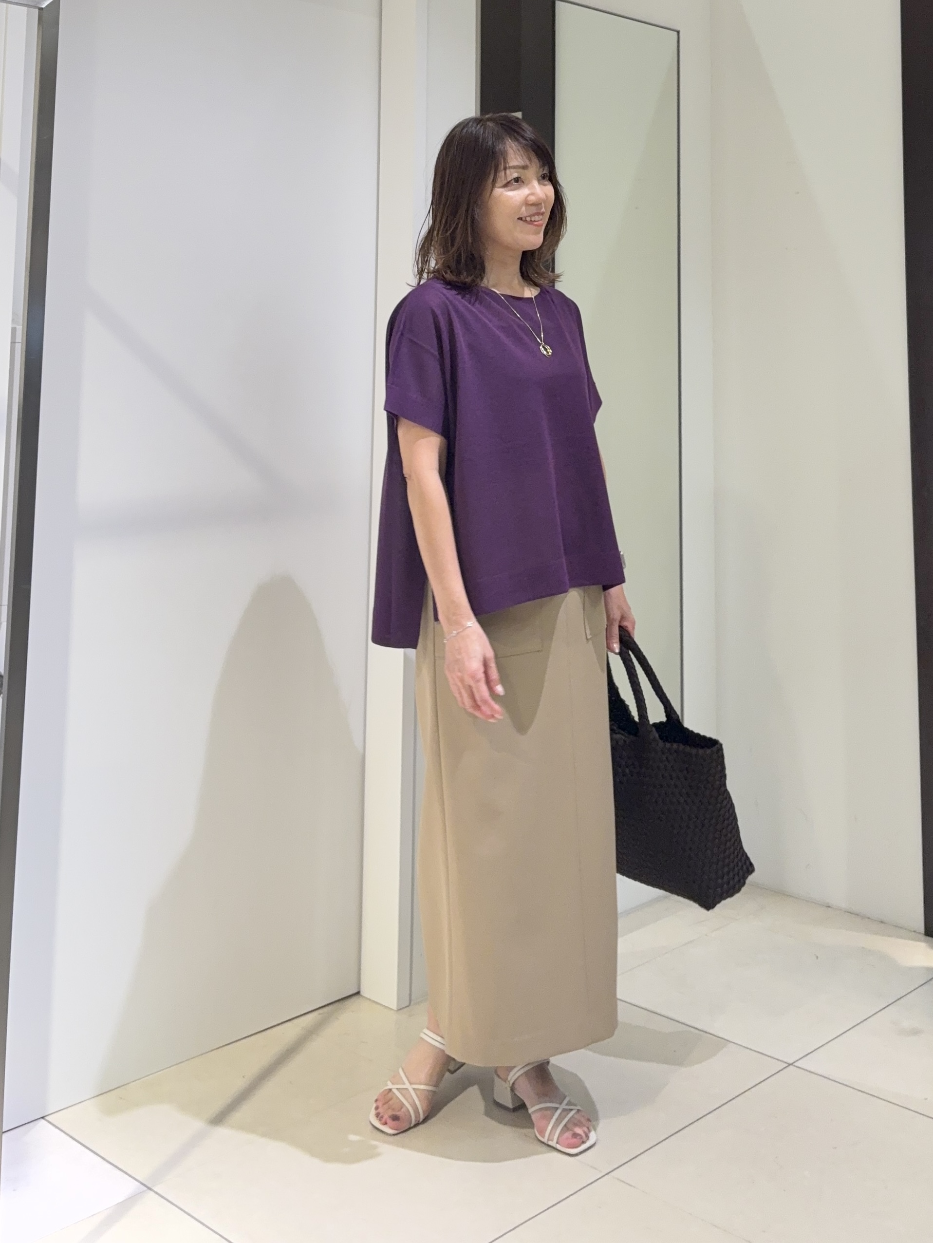 tomoさんの「UNTITLED｜【アンサンブル可/品のある透け感】Tシャツ風ニットトップス」を使ったコーディネート