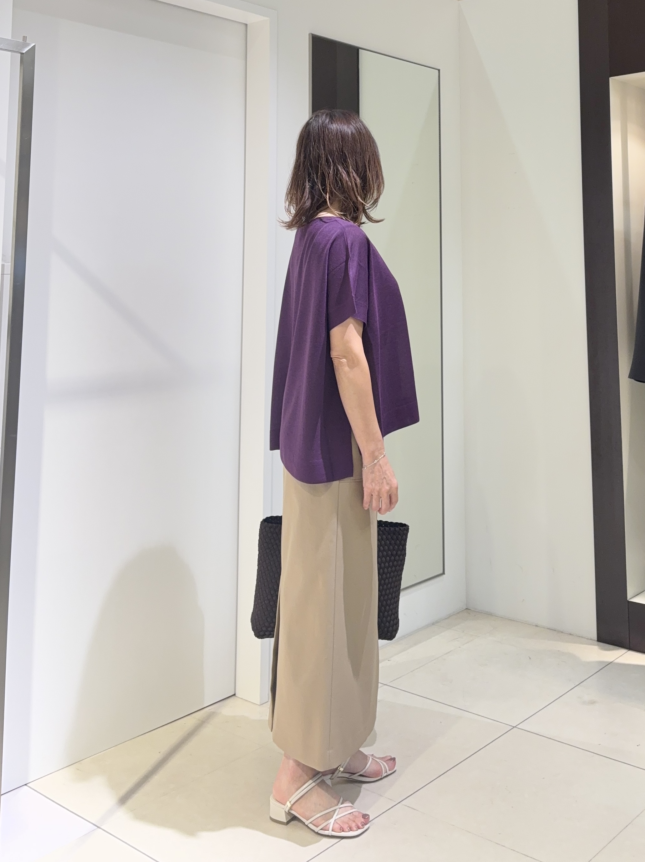 tomoさんの「UNTITLED｜【アンサンブル可/品のある透け感】Tシャツ風ニットトップス」を使ったコーディネート