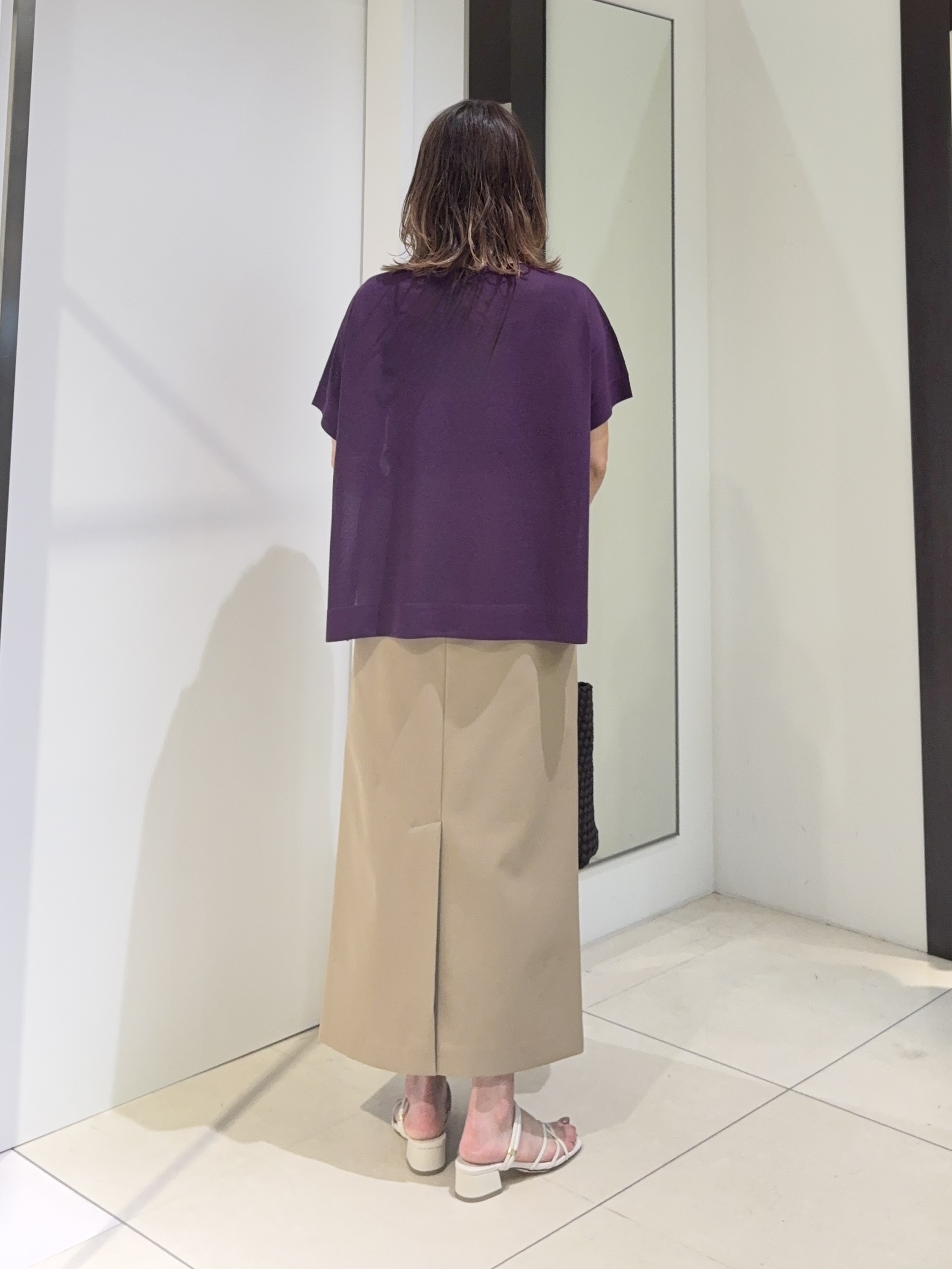 tomoさんの「UNTITLED｜【アンサンブル可/品のある透け感】Tシャツ風ニットトップス」を使ったコーディネート