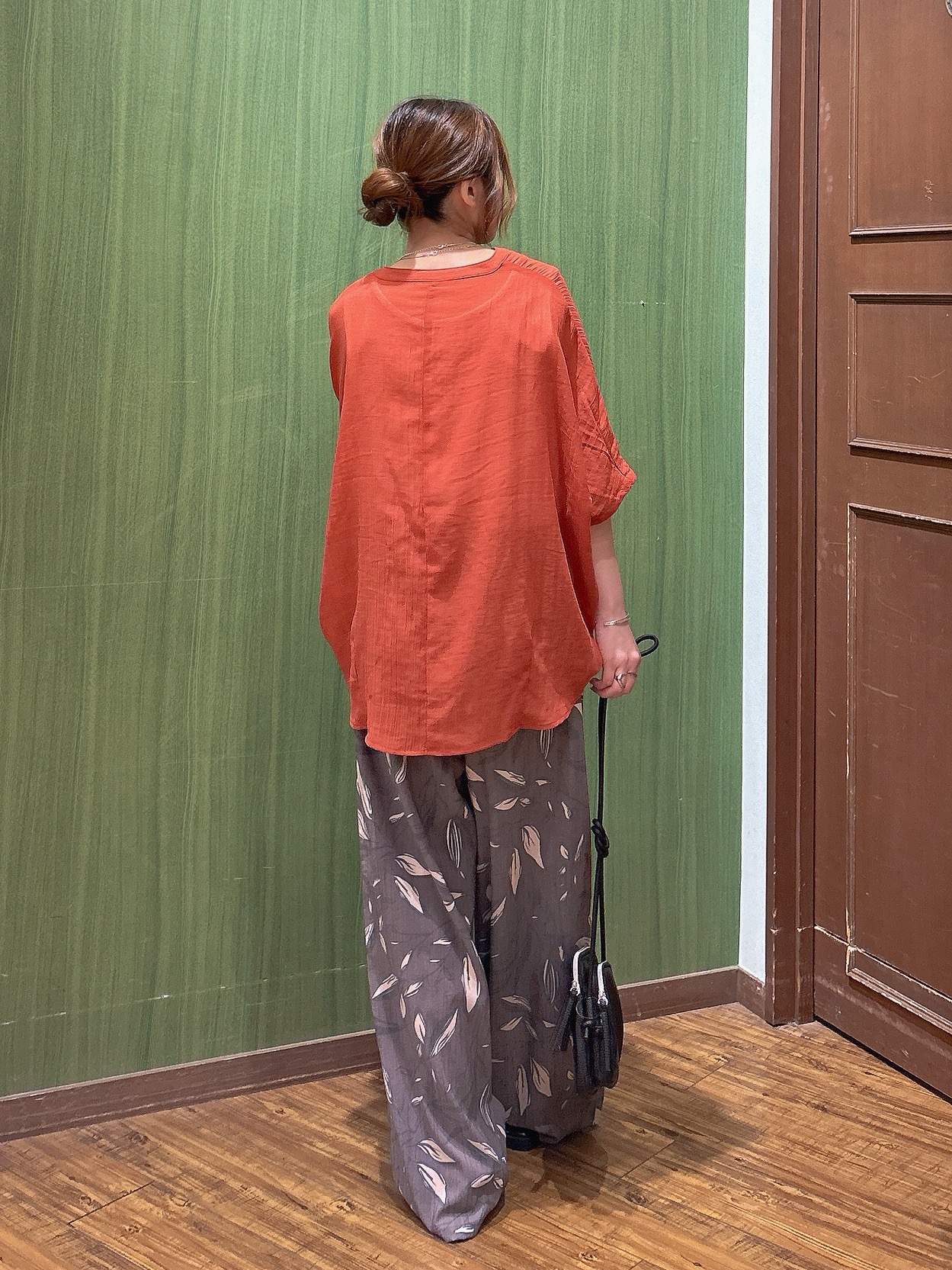かおりさんの「SHOO･LA･RUE｜【洗濯機可/選べる6色】ナチュラルな風合いが魅力 ゆったり楊柳シアードルマンブラウス」を使ったコーディネート