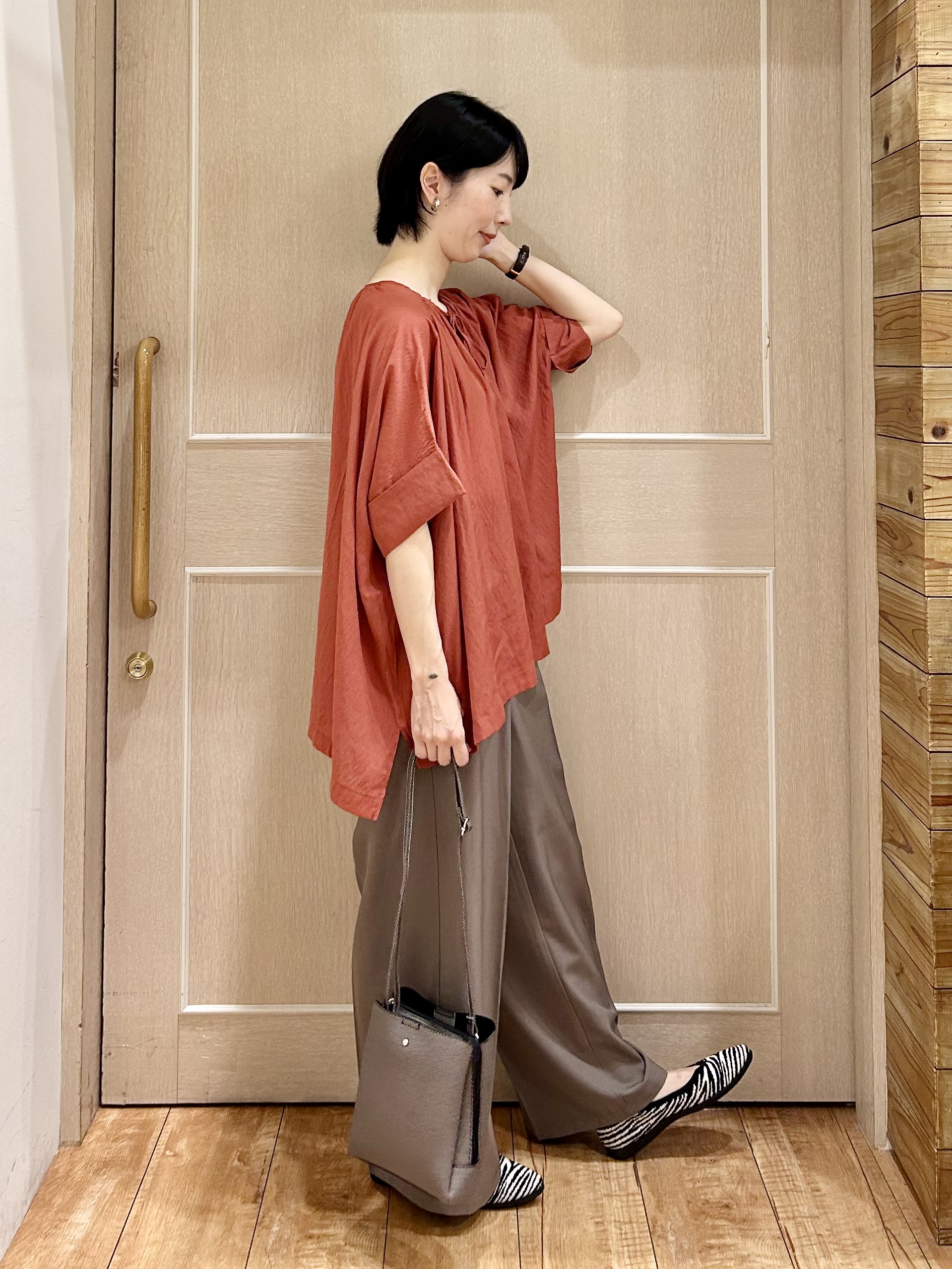 ちぐささんの「SHOO･LA･RUE｜【2点セット/洗濯機可/インしないで着られる】大人の抜け感 リボン付きポンチョ風ブラウス＆タンクトッ」を使ったコーディネート