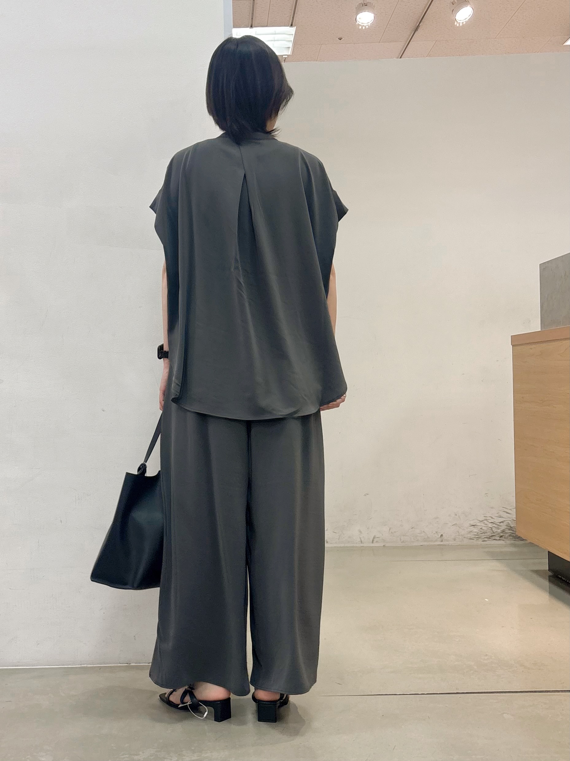 しばさんの「THE SHOP TK｜【ひんやり/遮熱/セットアップ可】やみつきになる とろみバンドカラーブラウス」を使ったコーディネート