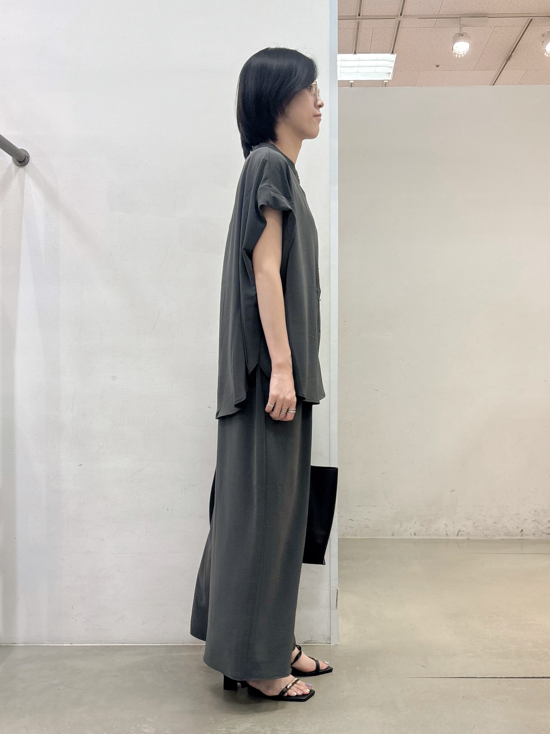 しばさんの「THE SHOP TK｜【ひんやり/遮熱/セットアップ可】やみつきになる とろみバンドカラーブラウス」を使ったコーディネート