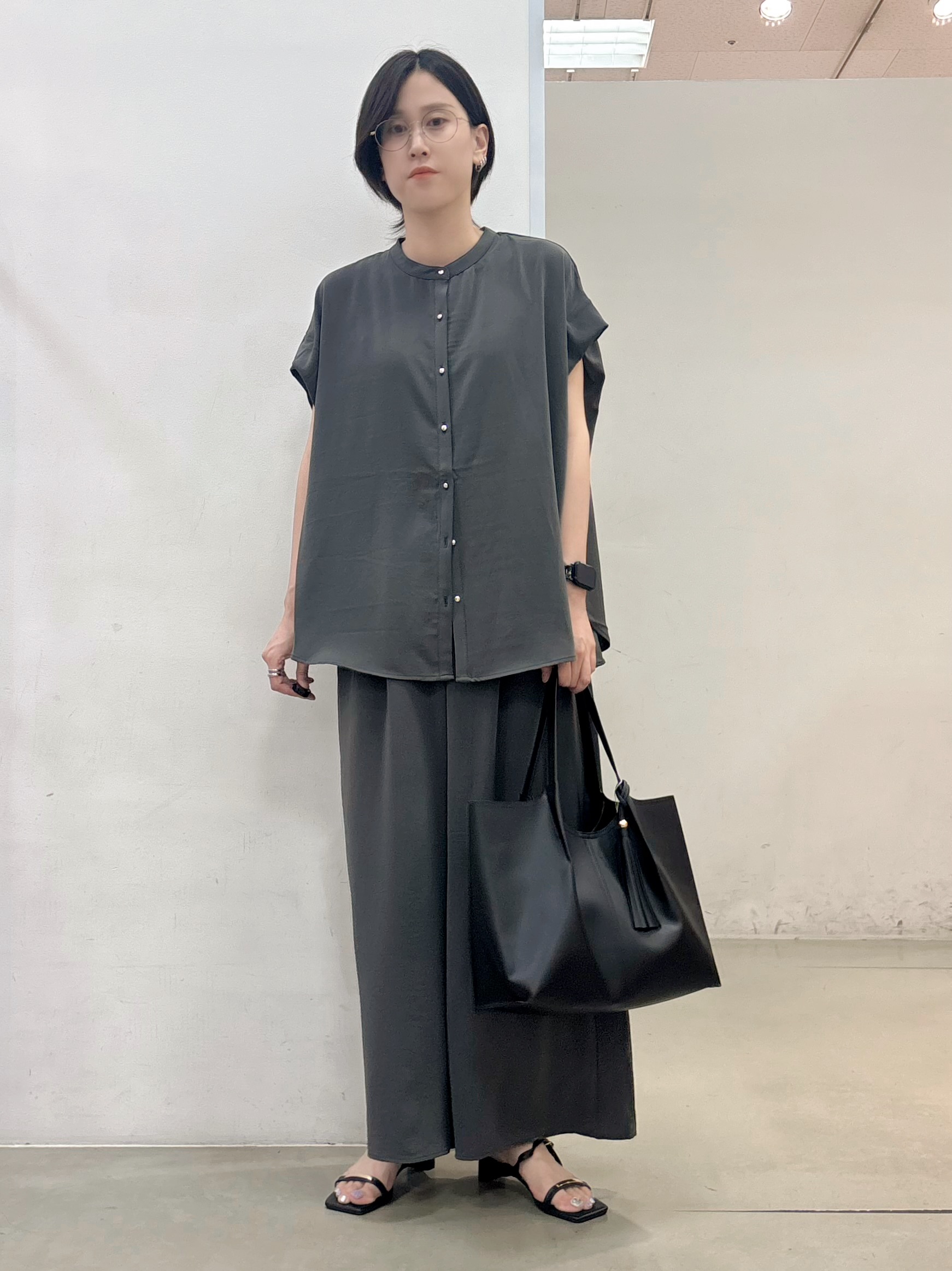 しばさんの「THE SHOP TK｜【ひんやり/遮熱/セットアップ可】やみつきになる とろみバンドカラーブラウス」を使ったコーディネート