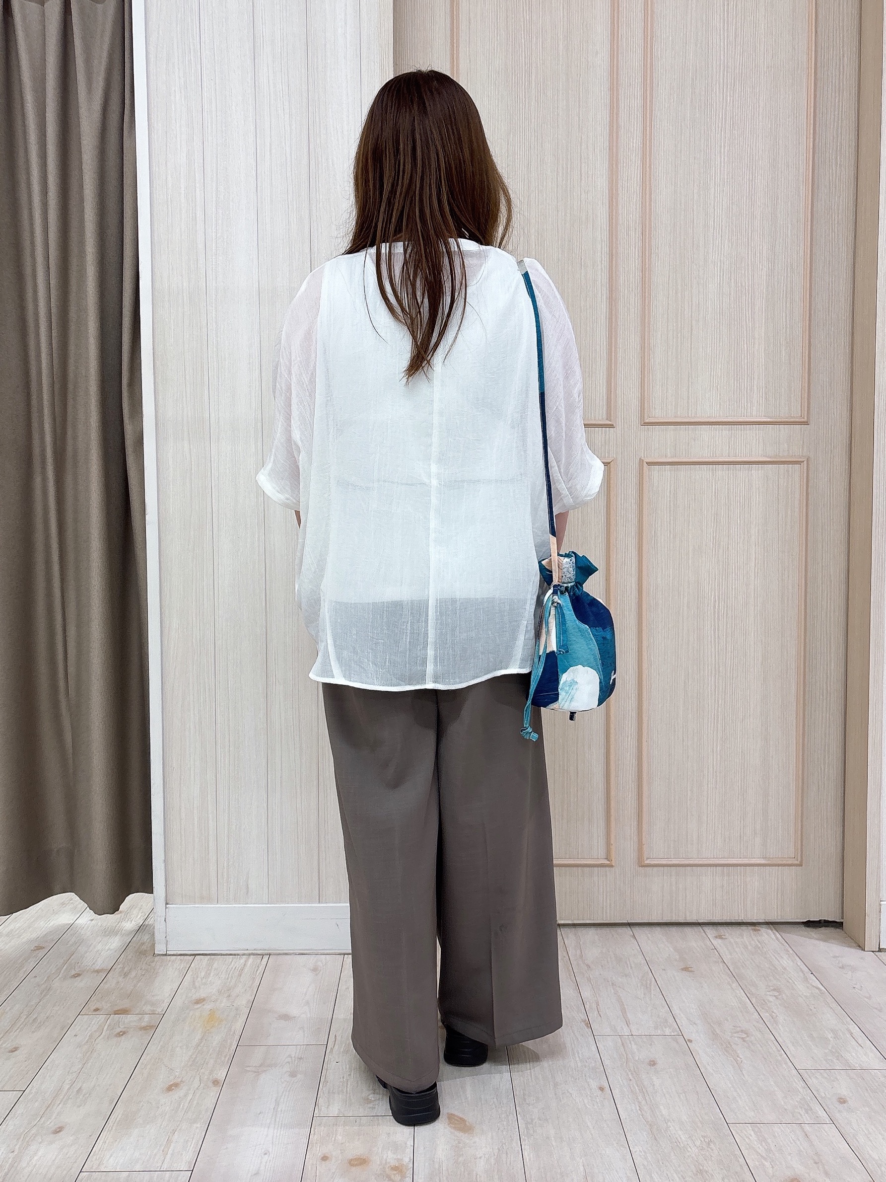 AMI55さんの「SHOO･LA･RUE｜【洗濯機可/選べる6色】ナチュラルな風合いが魅力 ゆったり楊柳シアードルマンブラウス」を使ったコーディネート