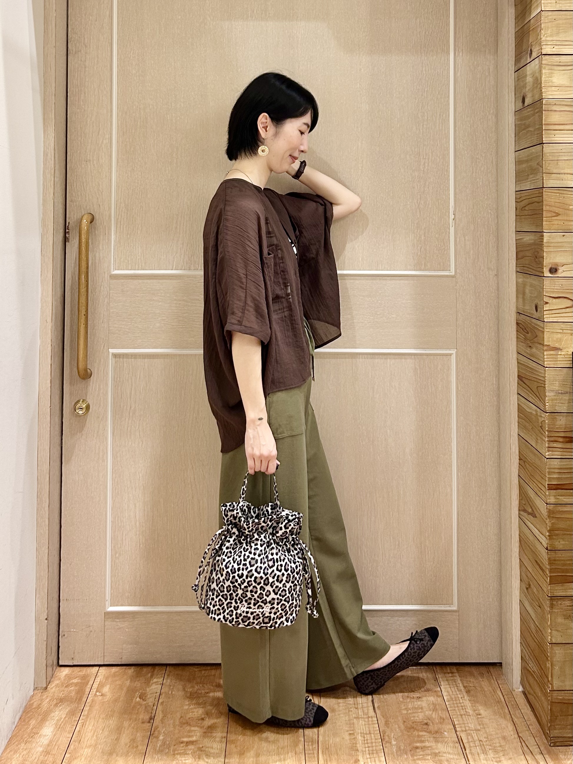 ちぐささんの「SHOO･LA･RUE｜【洗濯機可/選べる6色】程よいシアー感が涼し気 ゆったりワッシャードルマンブラウス」を使ったコーディネート