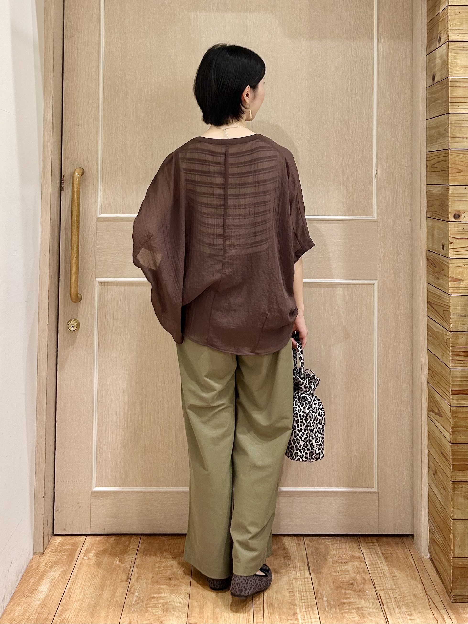 ちぐささんの「SHOO･LA･RUE｜【洗濯機可/選べる6色】程よいシアー感が涼し気 ゆったりワッシャードルマンブラウス」を使ったコーディネート