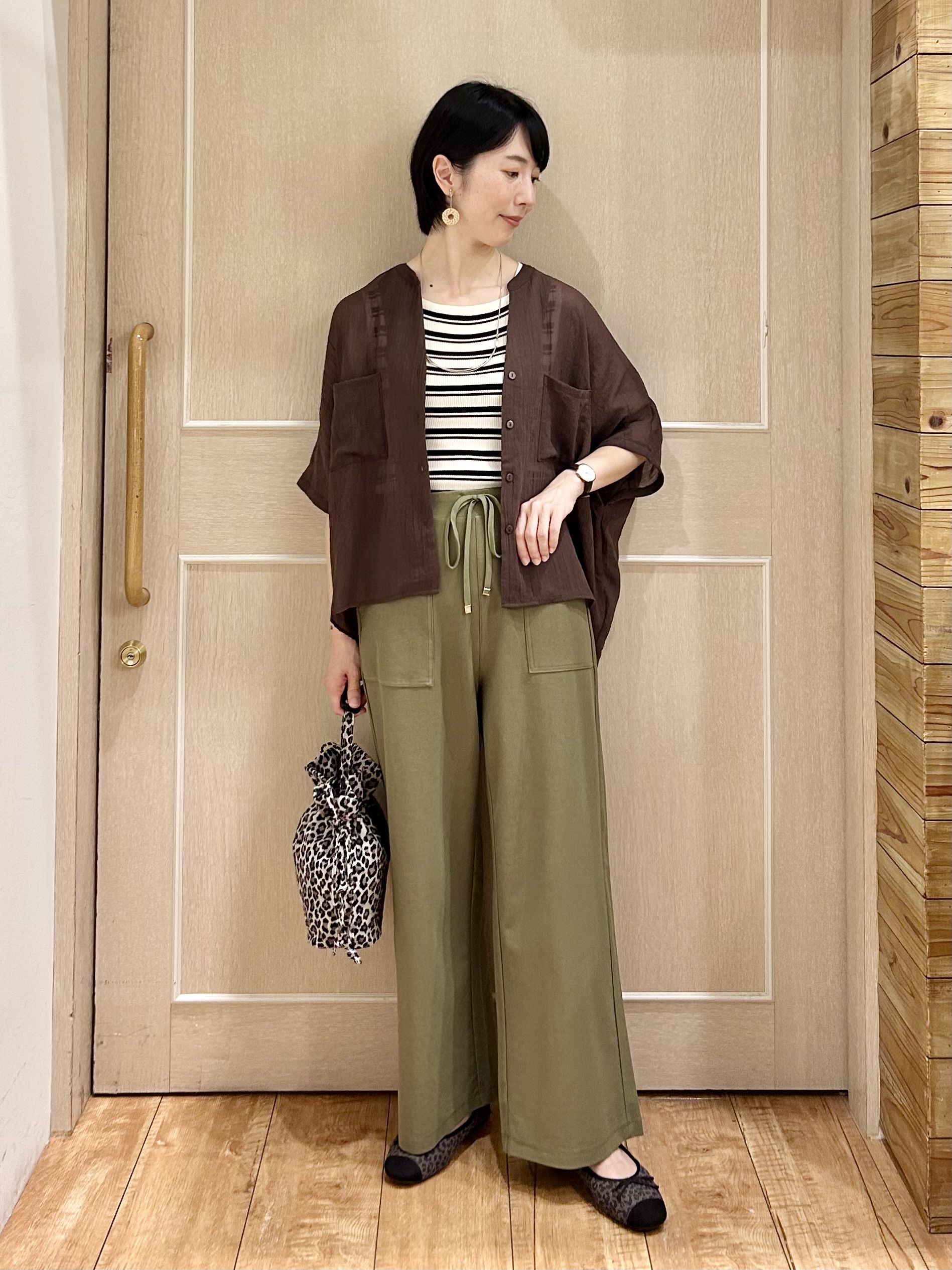 ちぐささんの「SHOO･LA･RUE｜【洗濯機可/選べる6色】程よいシアー感が涼し気 ゆったりワッシャードルマンブラウス」を使ったコーディネート