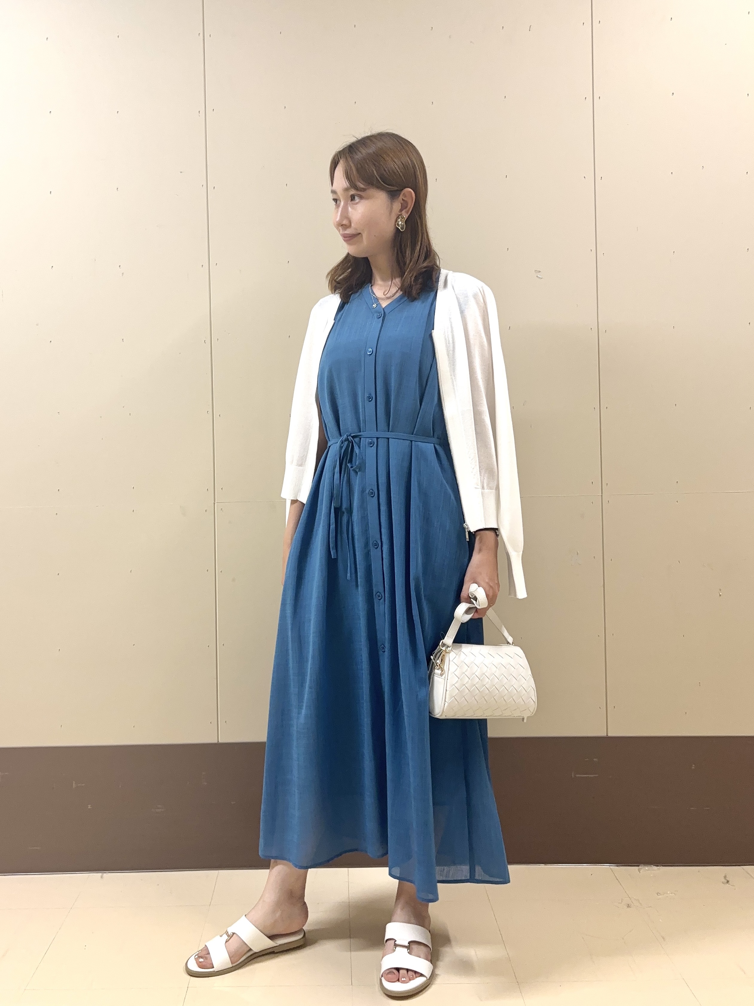 yuriさんの「UNTITLED｜【通気性/前開きボタン】シアーVネックワンピース」を使ったコーディネート