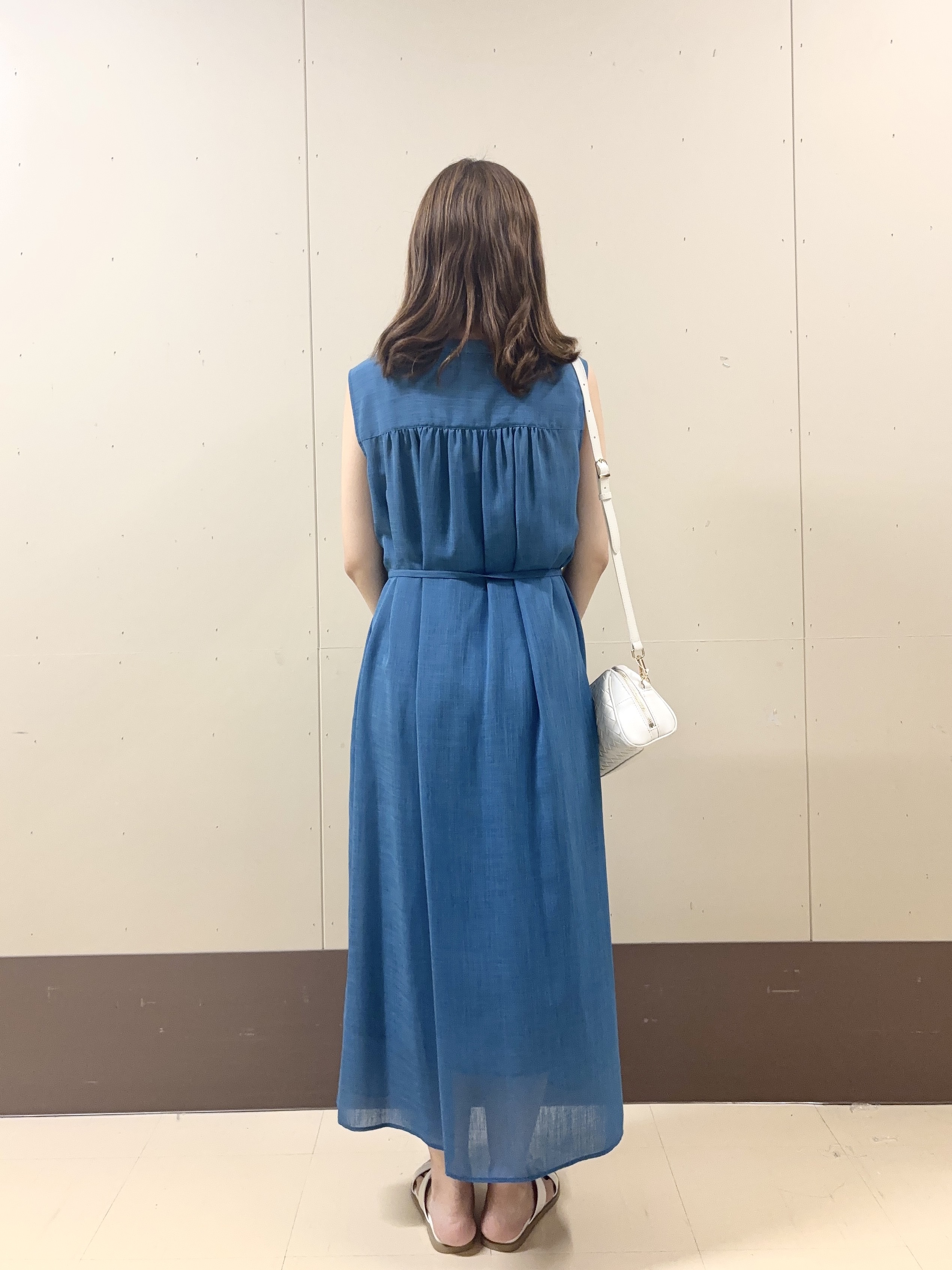 yuriさんの「UNTITLED｜【通気性/前開きボタン】シアーVネックワンピース」を使ったコーディネート