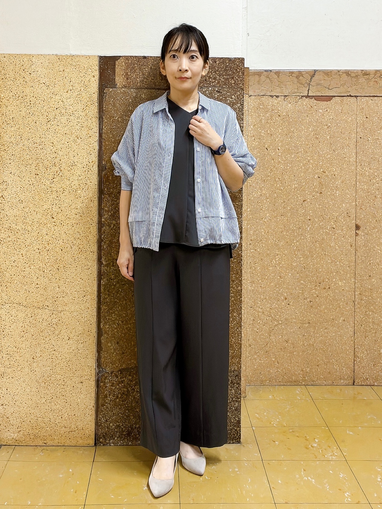 hattoriさんの「INDIVI｜【接触冷感／洗える／2WAY】ドロスト付 シアーシャンブレーシャツ」を使ったコーディネート