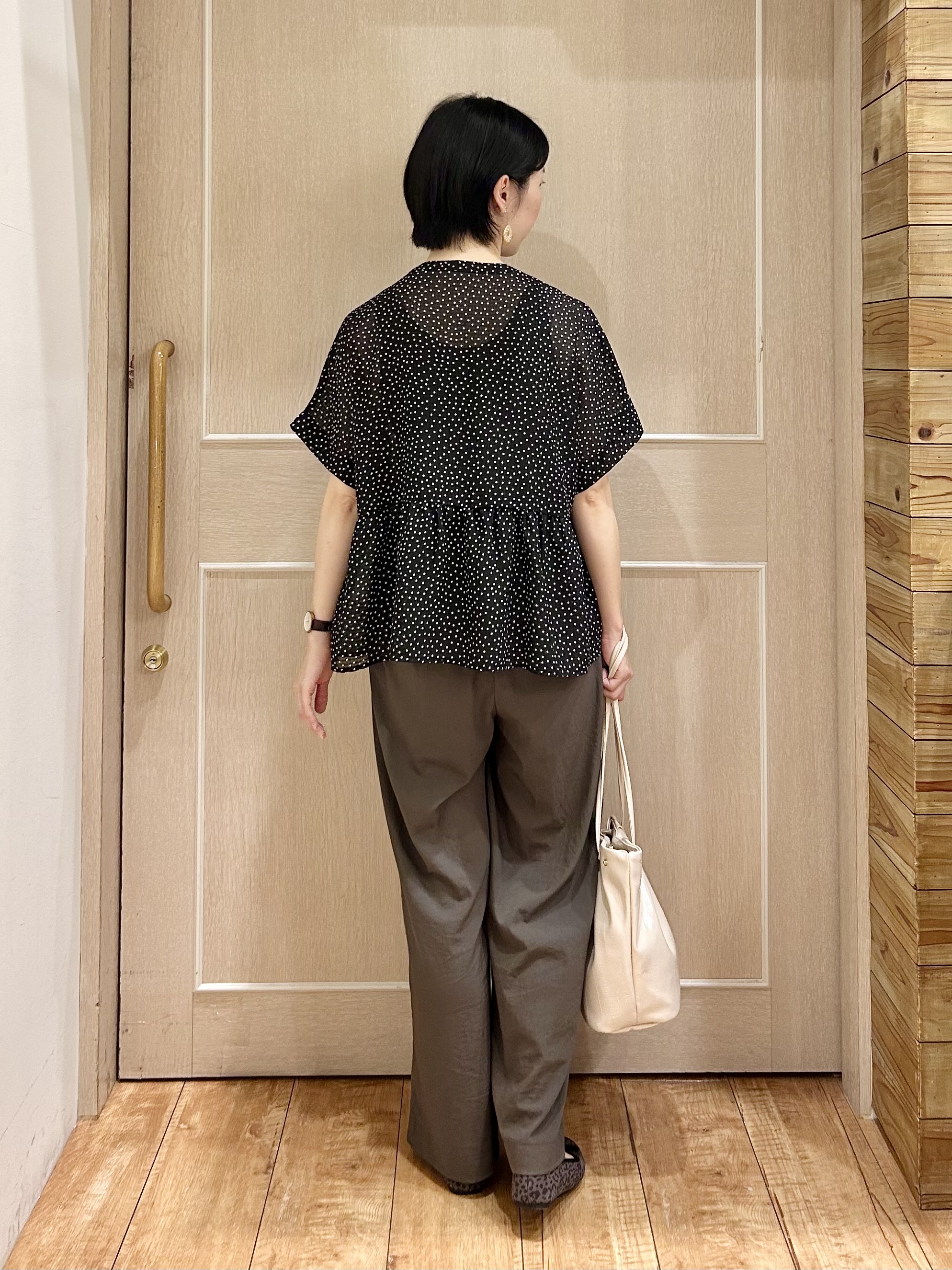 ちぐささんの「SHOO･LA･RUE｜【体型カバー/洗濯機可】二の腕とお腹周りが隠せる シアーペプラムブラウス」を使ったコーディネート