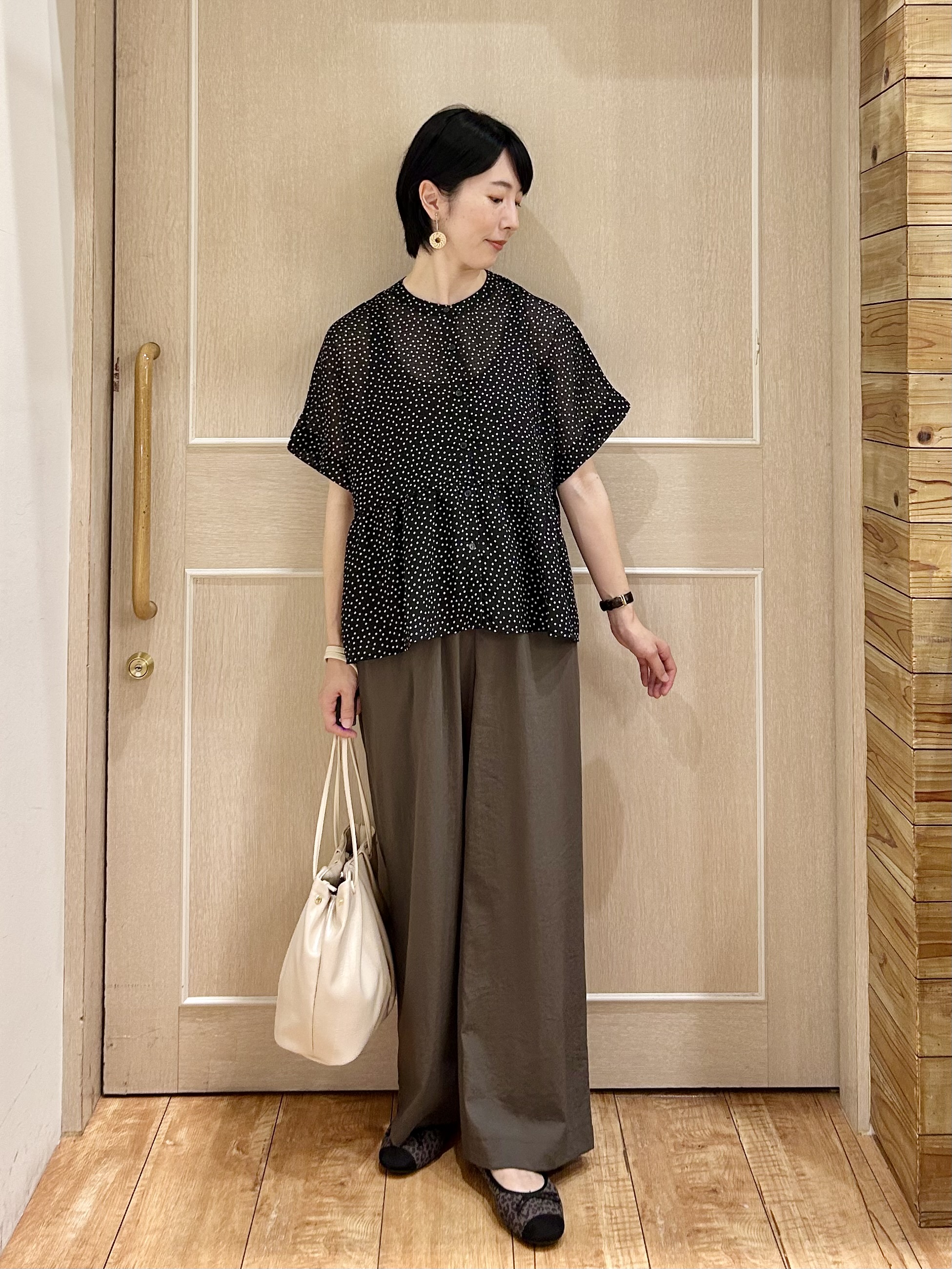 ちぐささんの「SHOO･LA･RUE｜【体型カバー/洗濯機可】二の腕とお腹周りが隠せる シアーペプラムブラウス」を使ったコーディネート