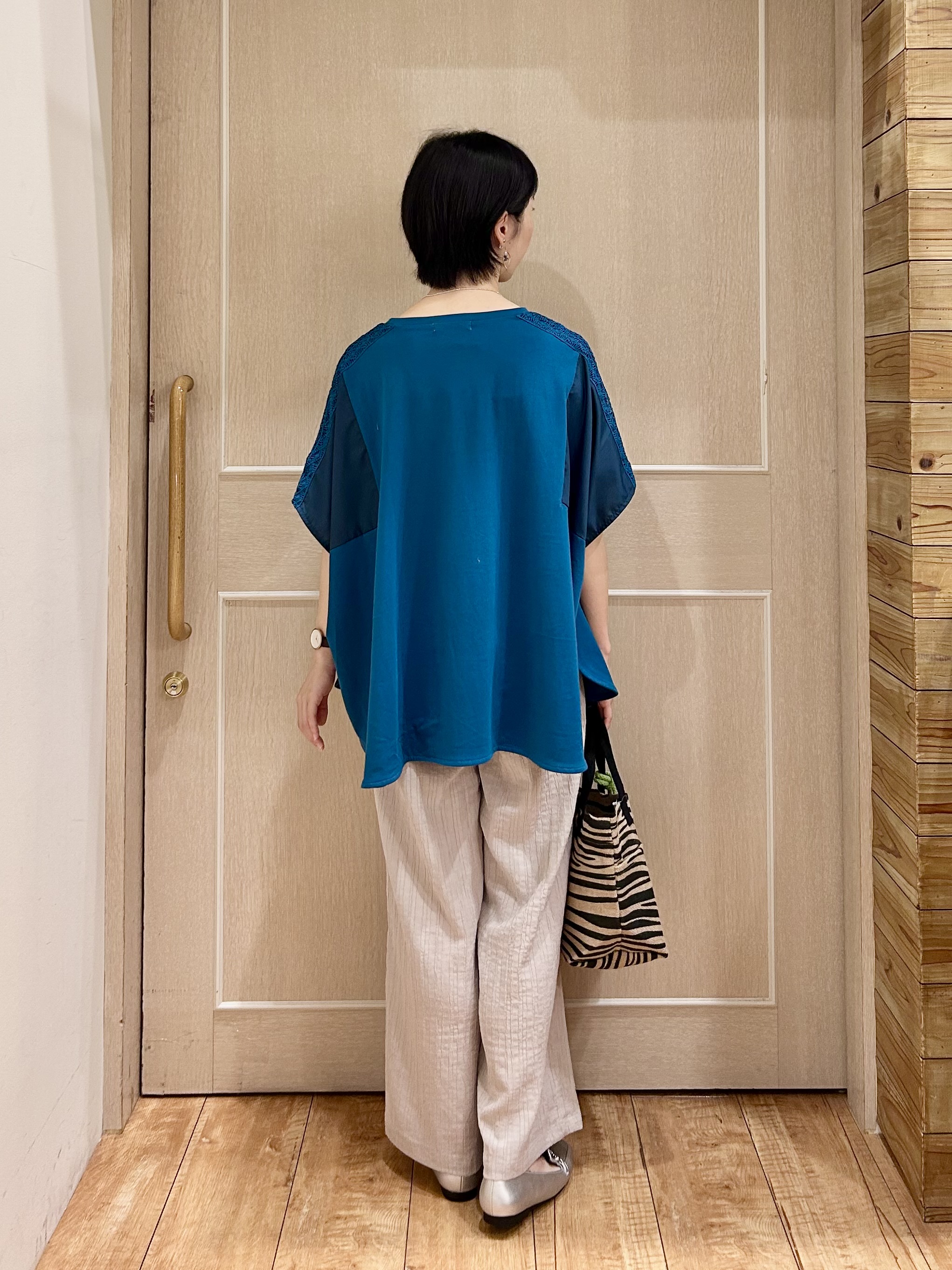 ちぐささんの「SHOO･LA･RUE｜【ひんやり/洗濯機可/体型カバー】インせず着られる 肩レース切り替えポンチョ風トップス」を使ったコーディネート