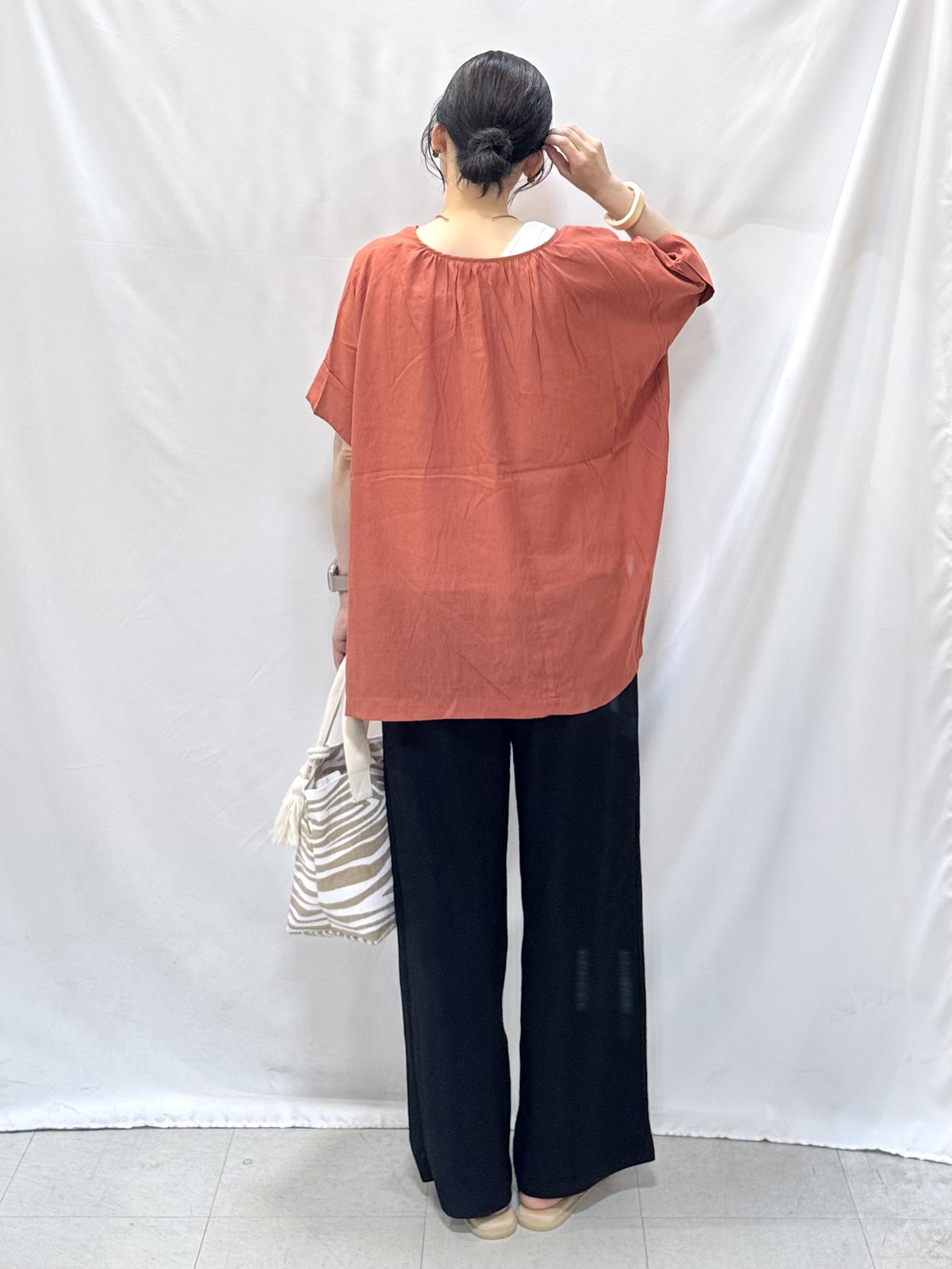 𝐇𝐢𝐫𝐨𝐦𝐢さんの「SHOO･LA･RUE｜【2点セット】ポンチョ風ブラウス＆タンクトップセット」を使ったコーディネート