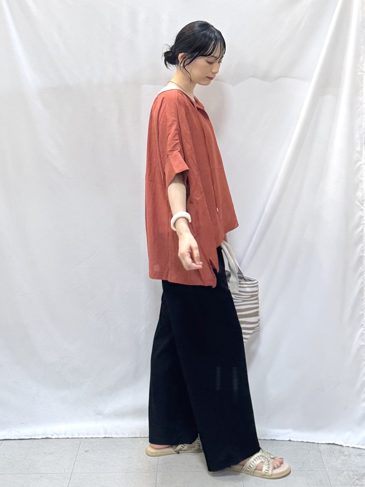 𝐇𝐢𝐫𝐨𝐦𝐢さんの「SHOO･LA･RUE｜【2点セット】ポンチョ風ブラウス＆タンクトップセット」を使ったコーディネート