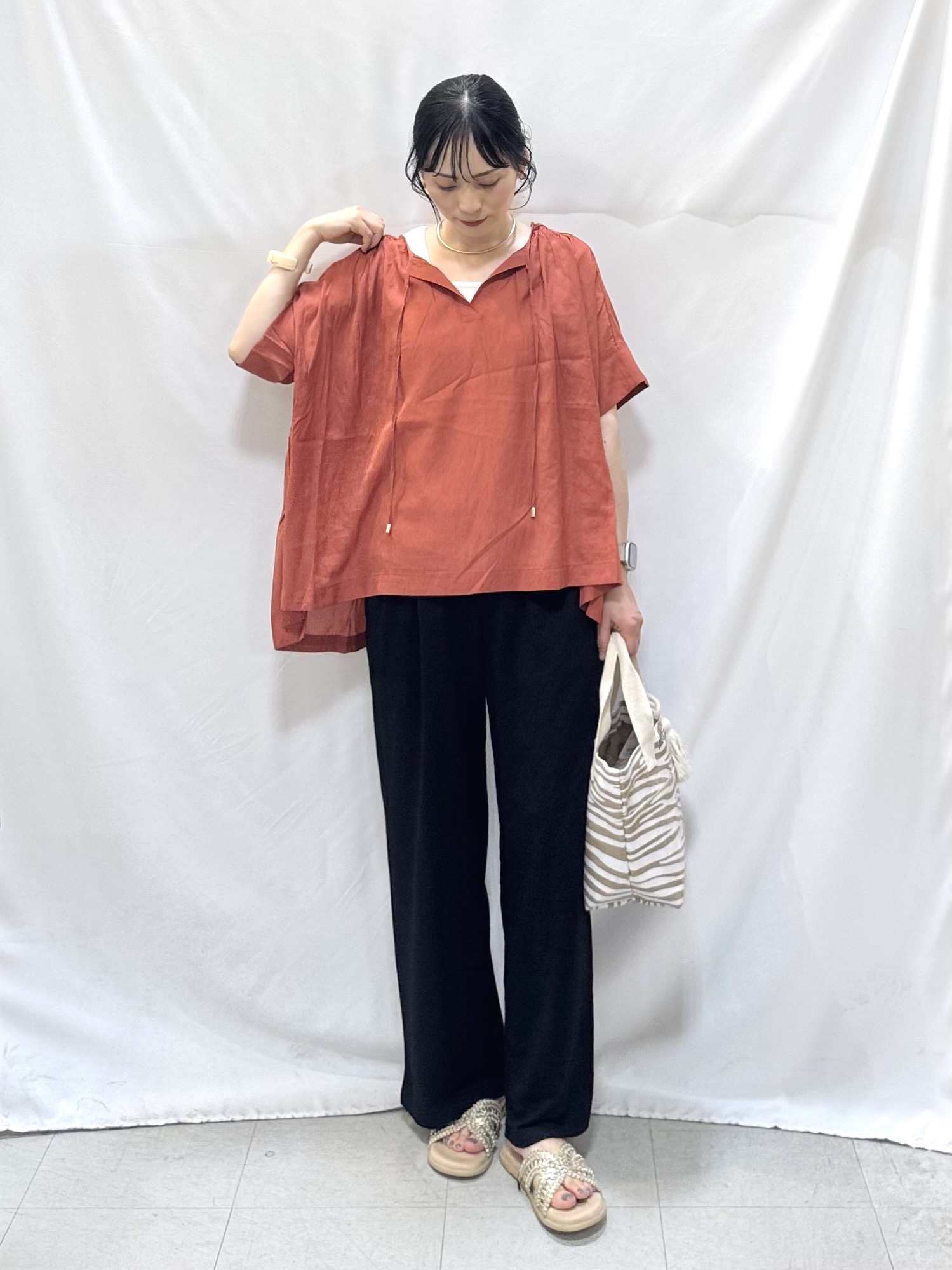 𝐇𝐢𝐫𝐨𝐦𝐢さんの「SHOO･LA･RUE｜【2点セット】ポンチョ風ブラウス＆タンクトップセット」を使ったコーディネート