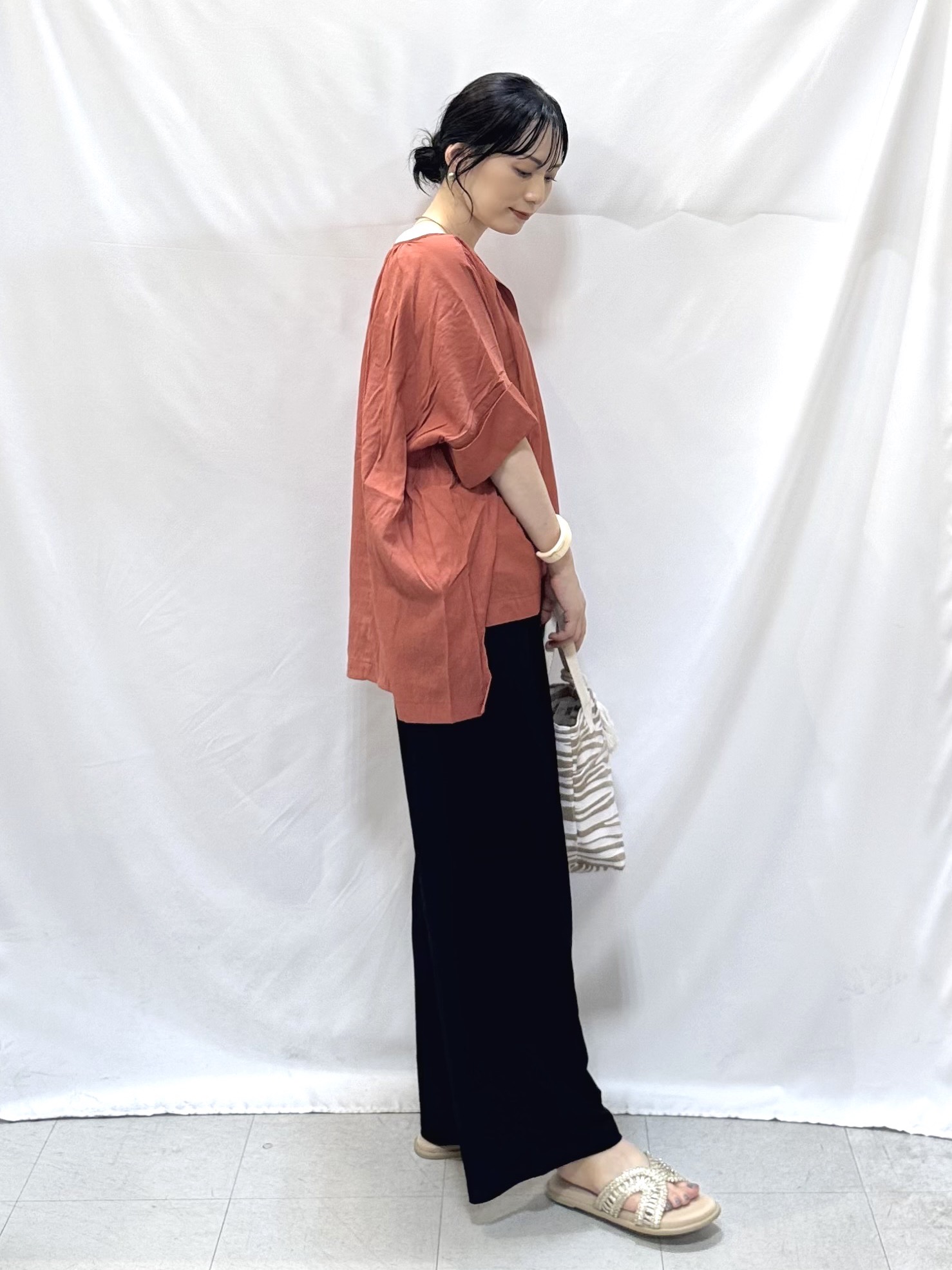 𝐇𝐢𝐫𝐨𝐦𝐢さんの「SHOO･LA･RUE｜【2点セット】ポンチョ風ブラウス＆タンクトップセット」を使ったコーディネート