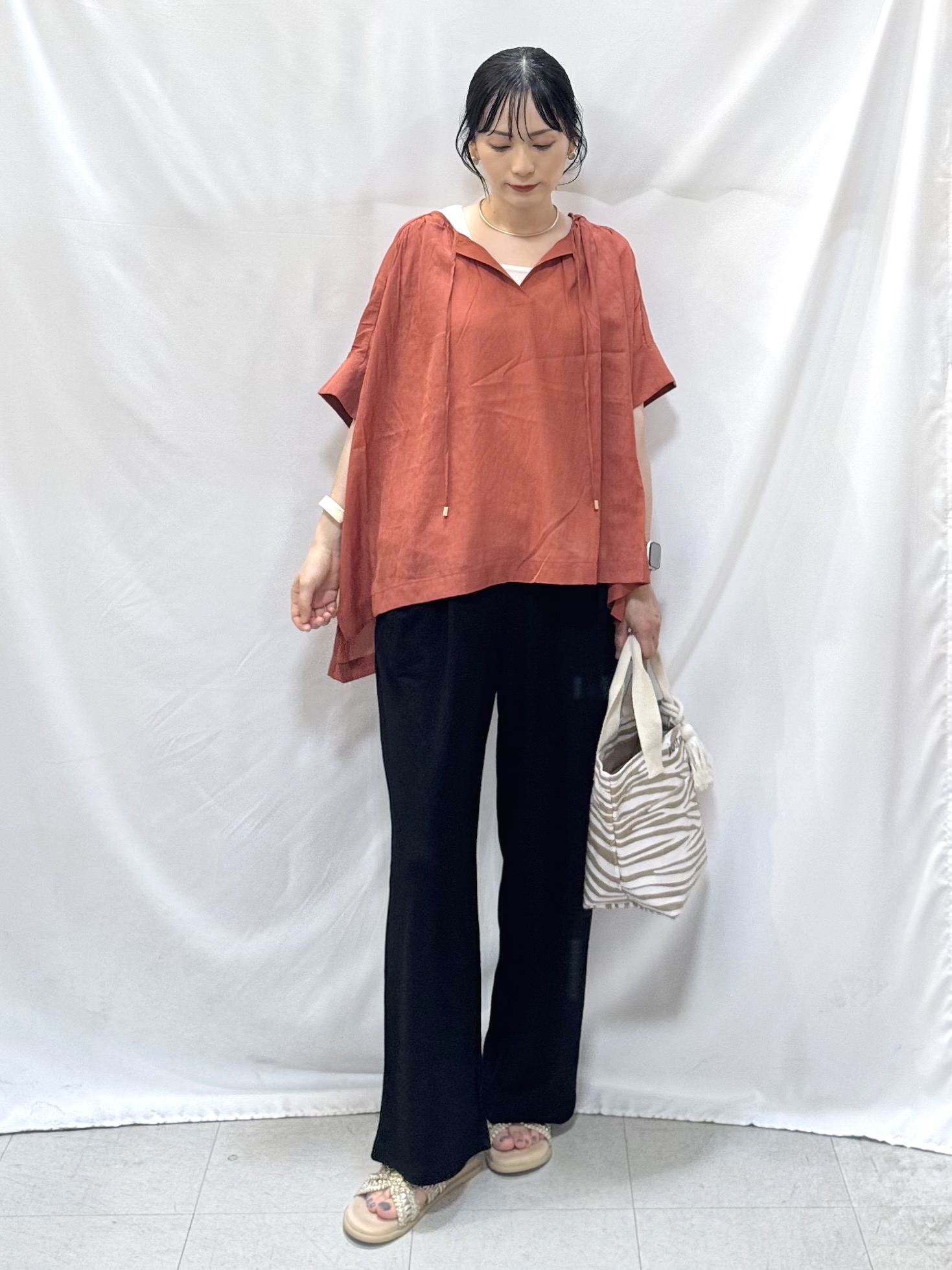 𝐇𝐢𝐫𝐨𝐦𝐢さんの「SHOO･LA･RUE｜【2点セット】ポンチョ風ブラウス＆タンクトップセット」を使ったコーディネート
