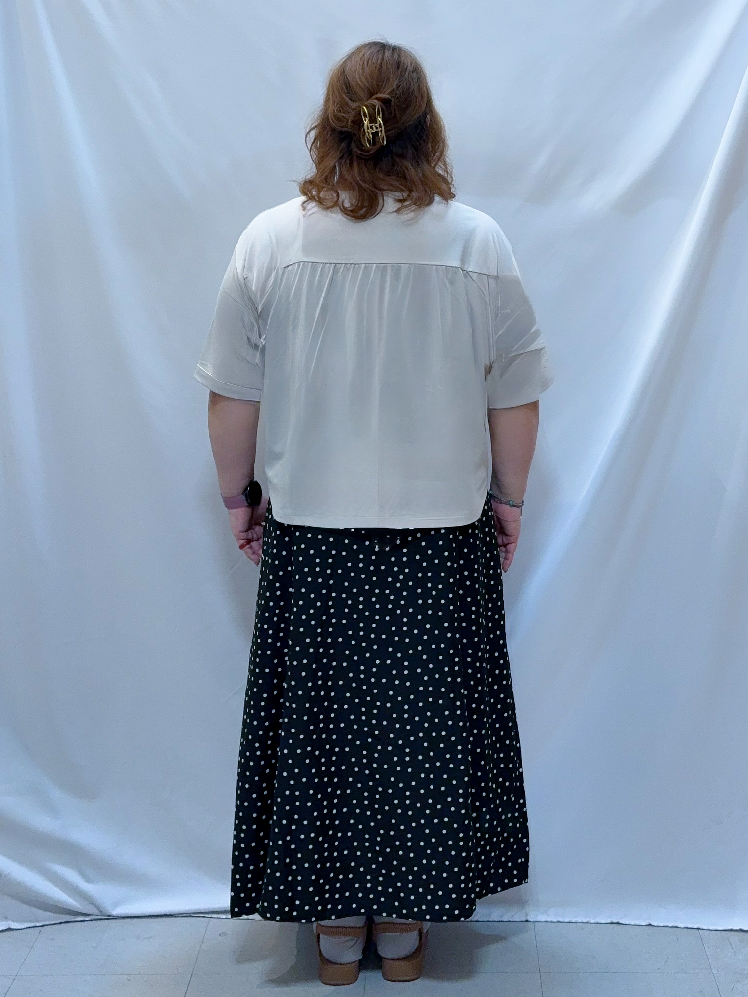 kotoさんさんの「SHOO･LA･RUE｜【ひんやり/体型カバー】首元すっきり ゆるバックギャザーTシャツ」を使ったコーディネート