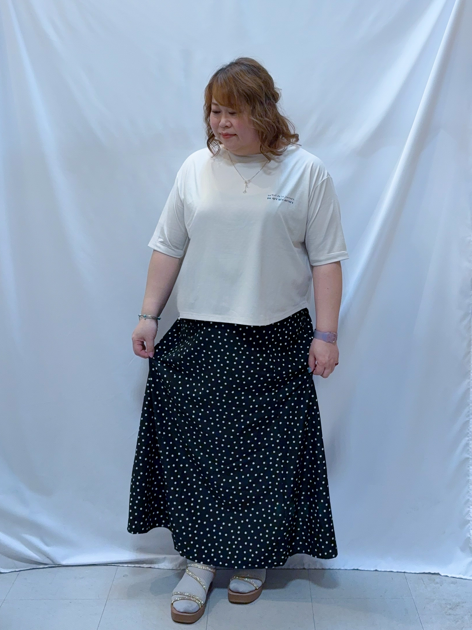 kotoさんさんの「SHOO･LA･RUE｜【ひんやり/体型カバー】首元すっきり ゆるバックギャザーTシャツ」を使ったコーディネート