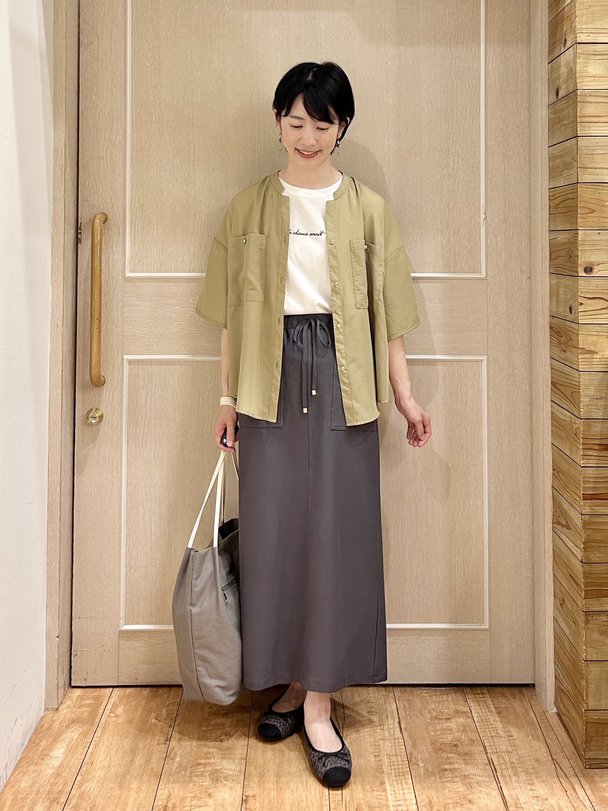 ちぐささんの「SHOO･LA･RUE｜【洗濯機可/S-LL】大人の抜け感 ゆるっと5分袖シャツ」を使ったコーディネート