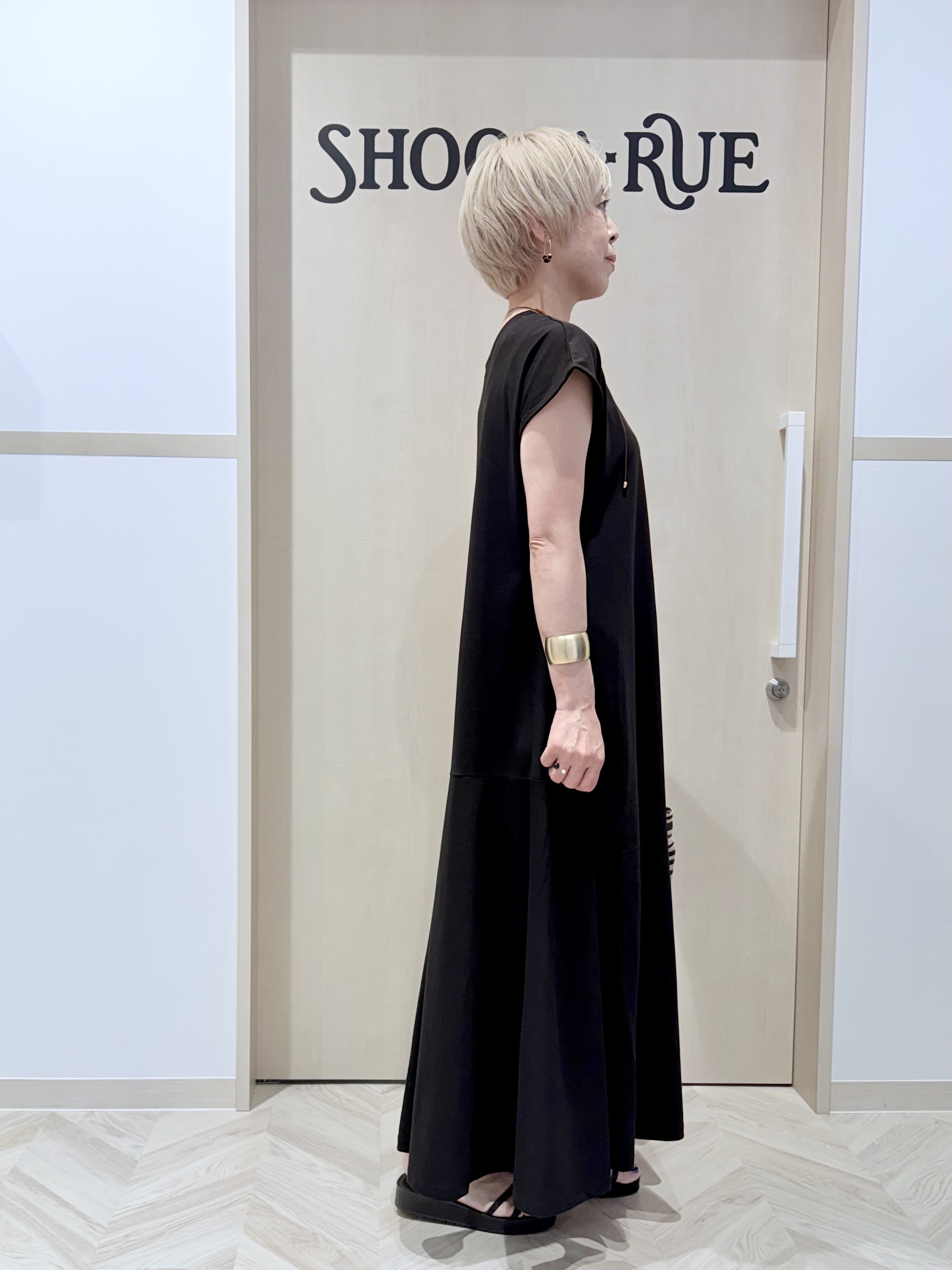 chieさんの「SHOO･LA･RUE｜【ひんやり/体型カバー/洗濯機可】涼やかAラインロングワンピース」を使ったコーディネート