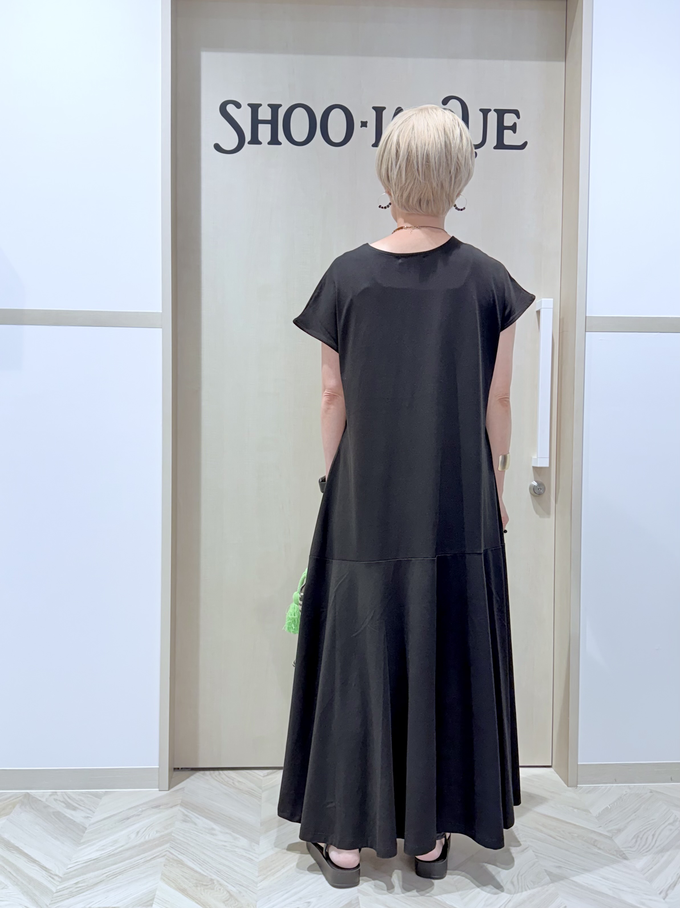 chieさんの「SHOO･LA･RUE｜【ひんやり/体型カバー/洗濯機可】涼やかAラインロングワンピース」を使ったコーディネート