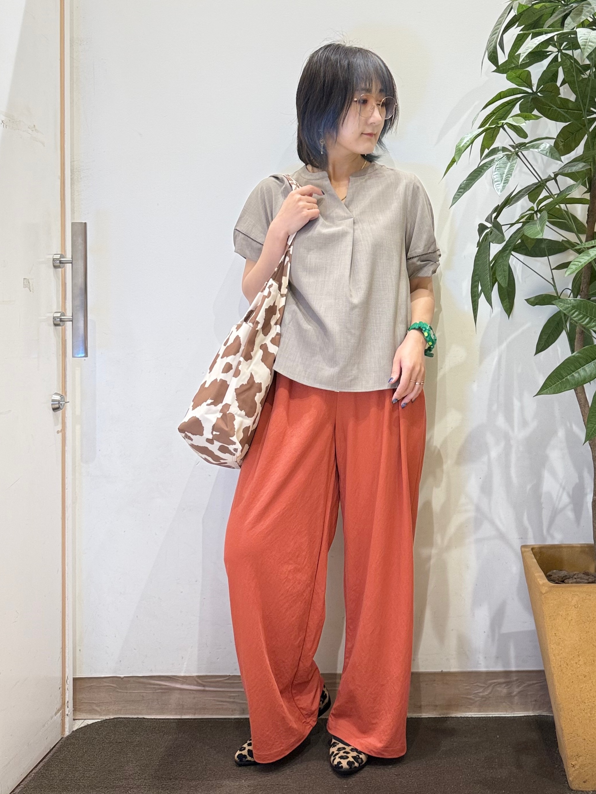 misakiさんの「SHOO･LA･RUE｜【洗濯後しわになりにくい／インせずきまる】麻調ハシゴレーススキッパーブラウス」を使ったコーディネート