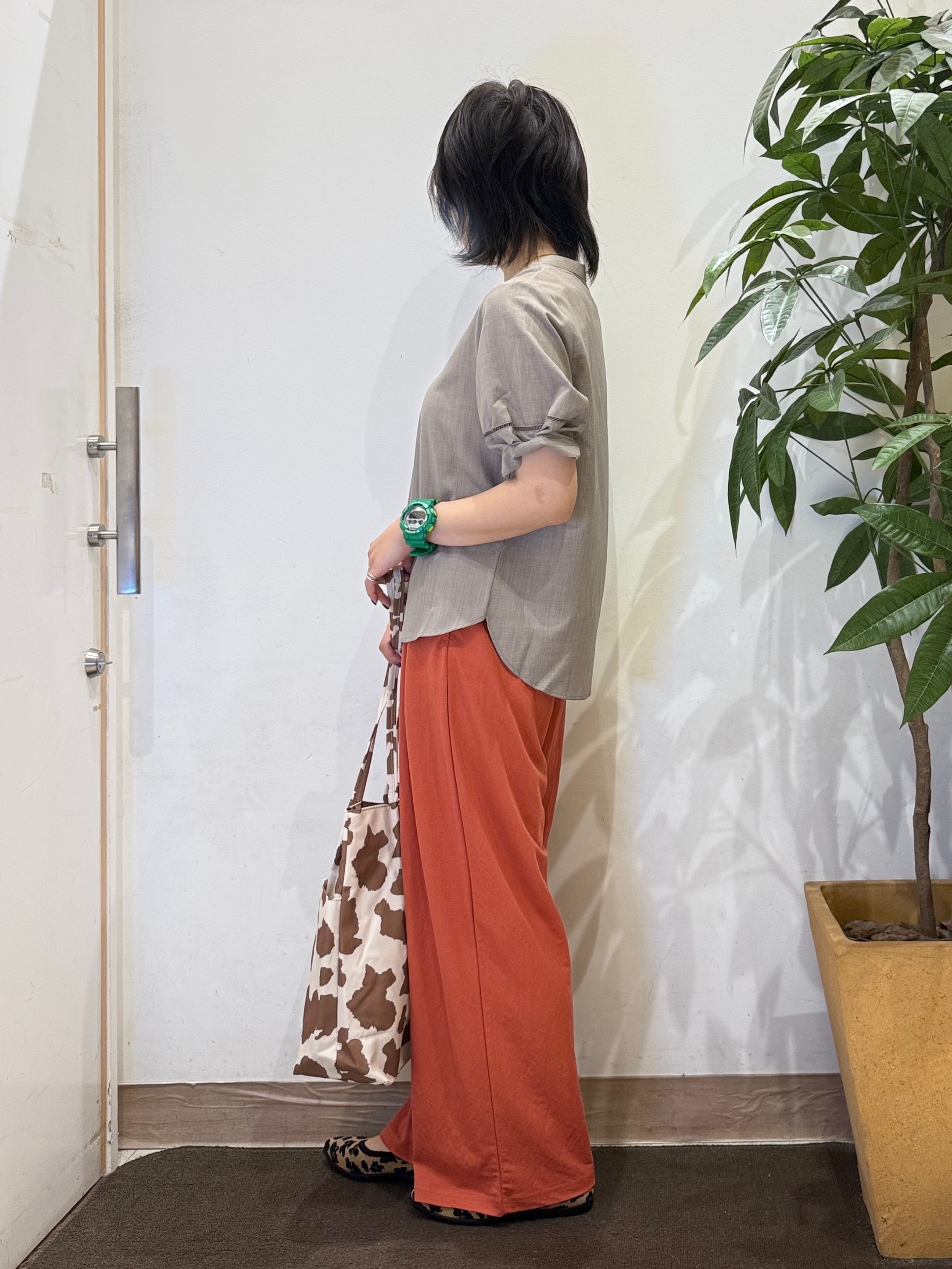 misakiさんの「SHOO･LA･RUE｜【洗濯後しわになりにくい／インせずきまる】麻調ハシゴレーススキッパーブラウス」を使ったコーディネート