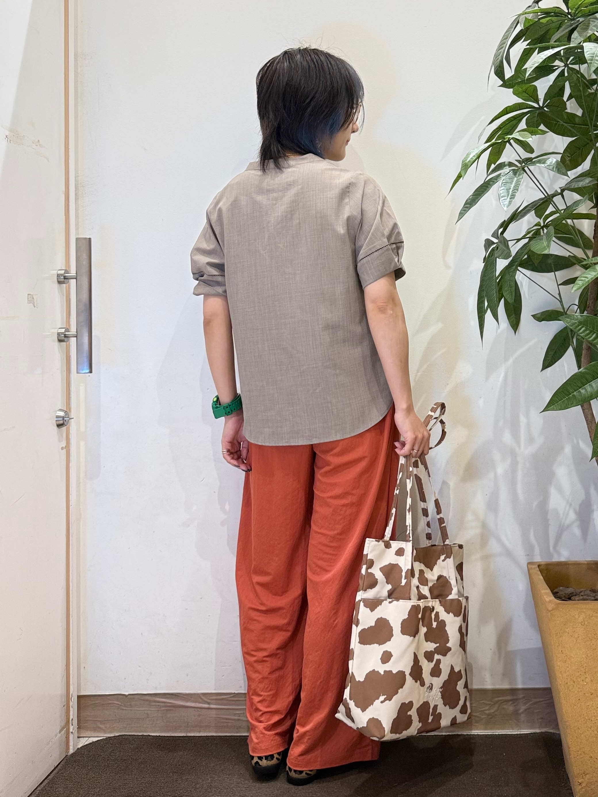 misakiさんの「SHOO･LA･RUE｜【洗濯後しわになりにくい／インせずきまる】麻調ハシゴレーススキッパーブラウス」を使ったコーディネート