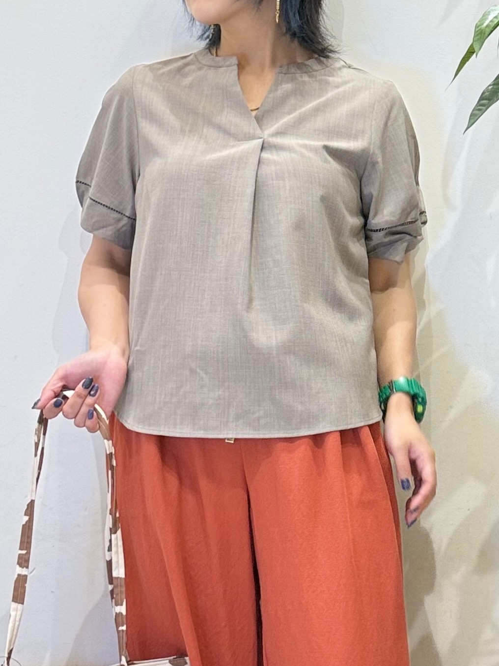 misakiさんの「SHOO･LA･RUE｜【洗濯後しわになりにくい／インせずきまる】麻調ハシゴレーススキッパーブラウス」を使ったコーディネート