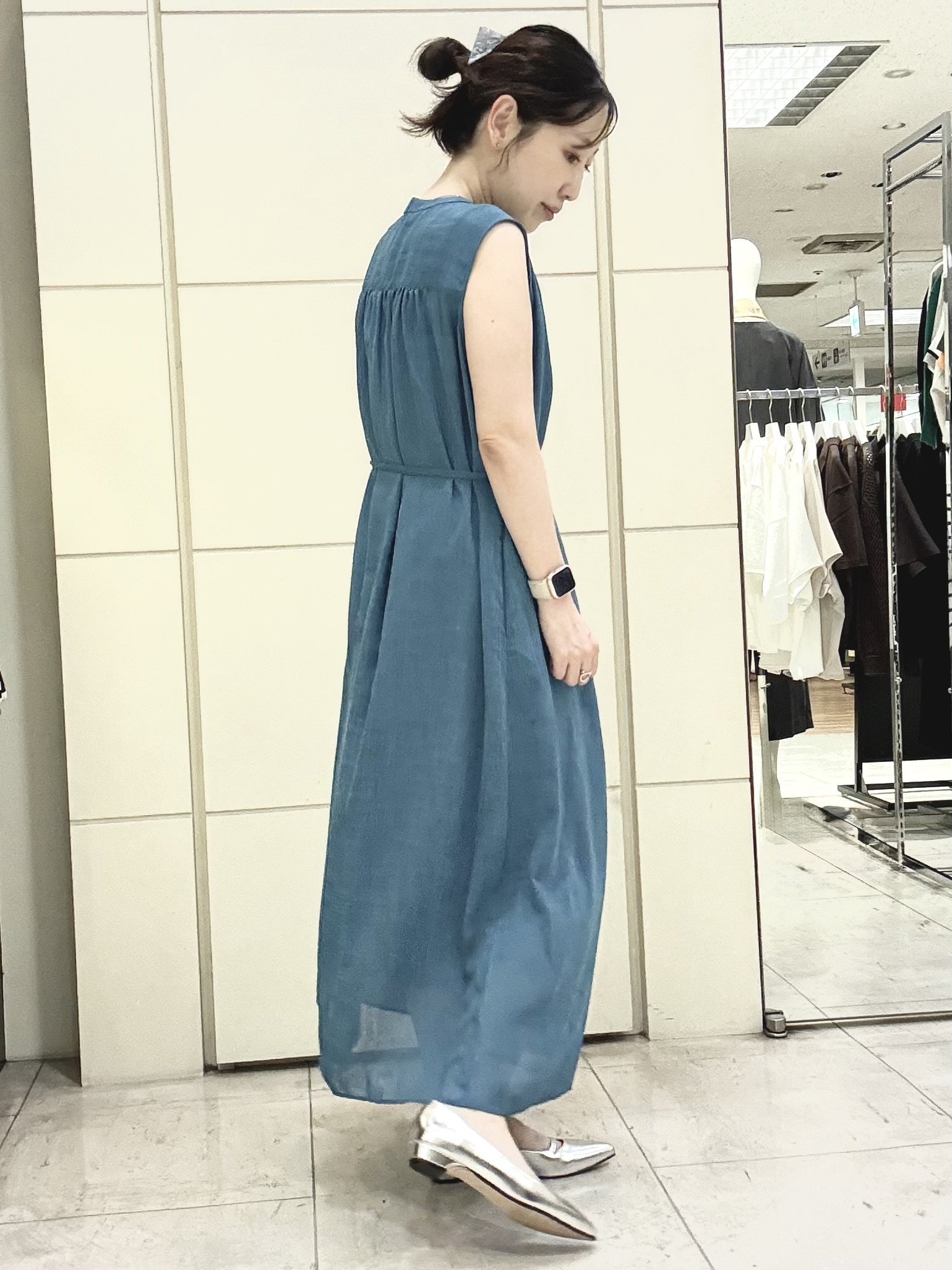 mori.さんの「UNTITLED｜【通気性/前開きボタン】シアーVネックワンピース」を使ったコーディネート