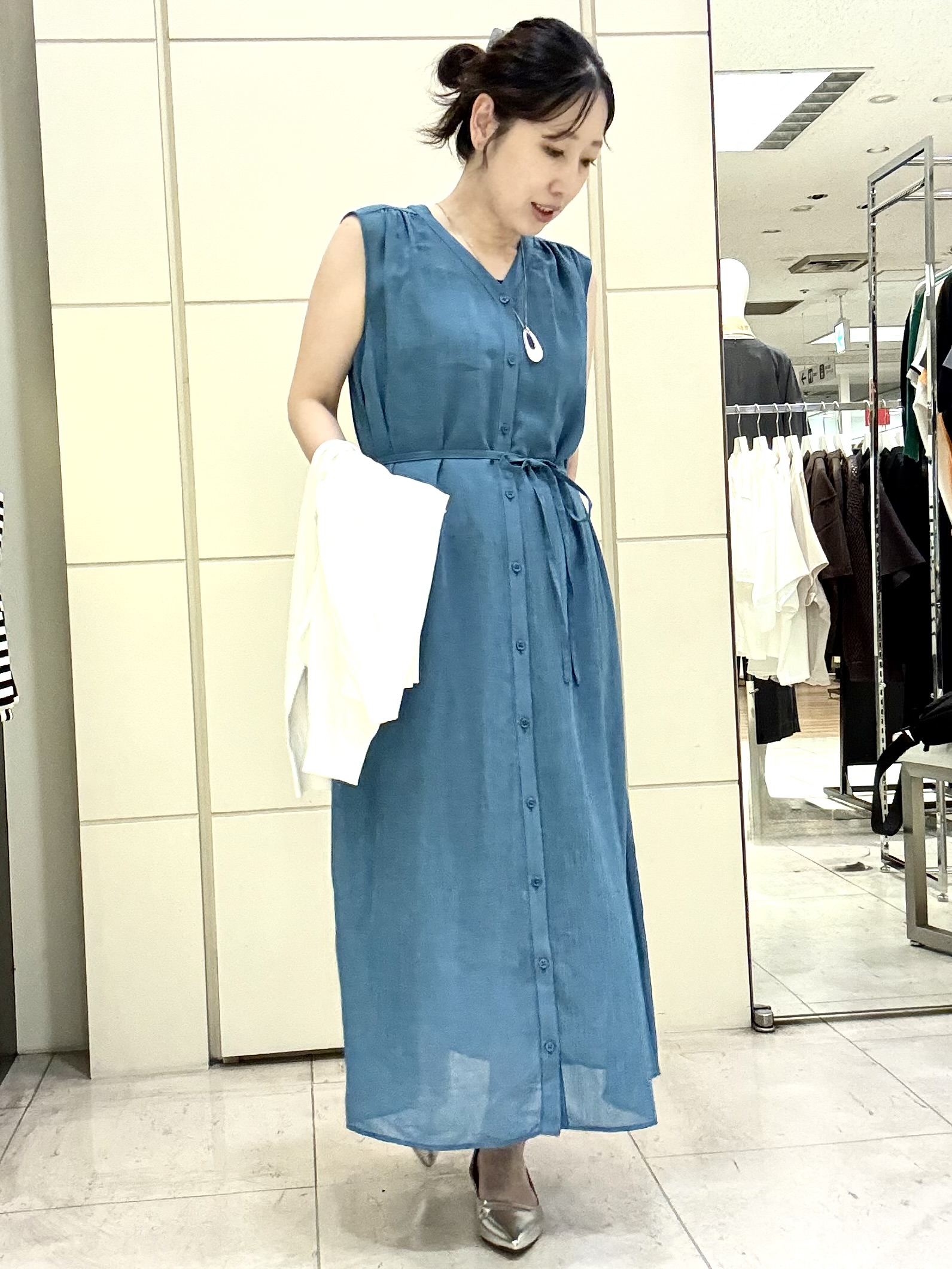 mori.さんの「UNTITLED｜【通気性/前開きボタン】シアーVネックワンピース」を使ったコーディネート