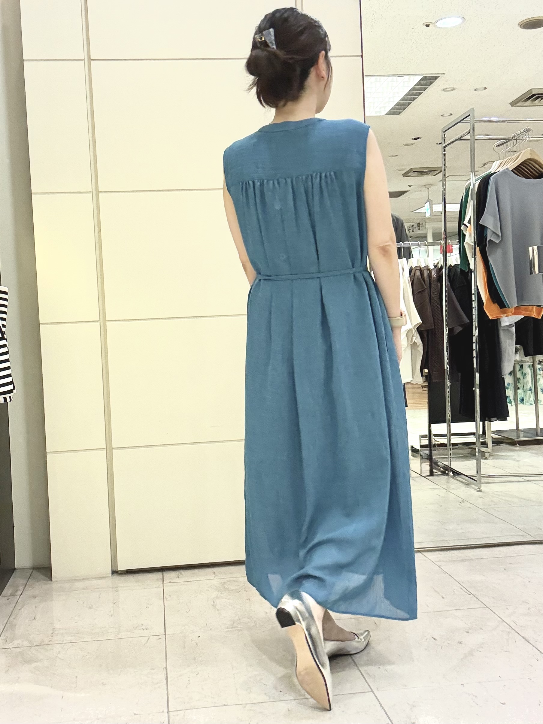 mori.さんの「UNTITLED｜【通気性/前開きボタン】シアーVネックワンピース」を使ったコーディネート